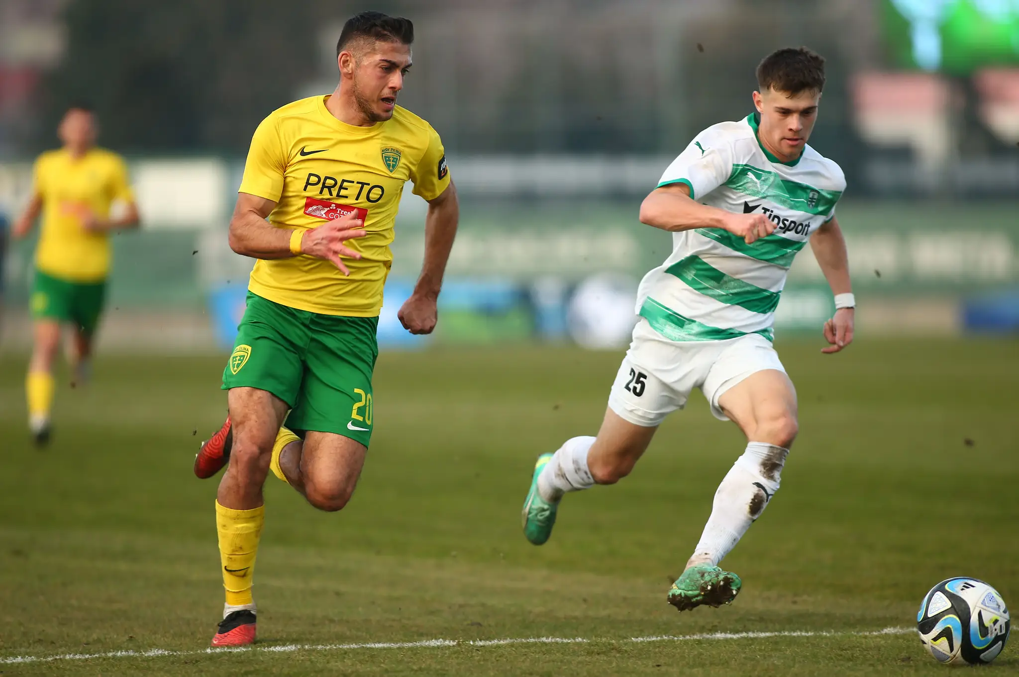 Zľava v súboji o loptu Kristián Bari (Žilina) a Adam Gaži (Skalica) v zápase 20. kola Niké ligy.