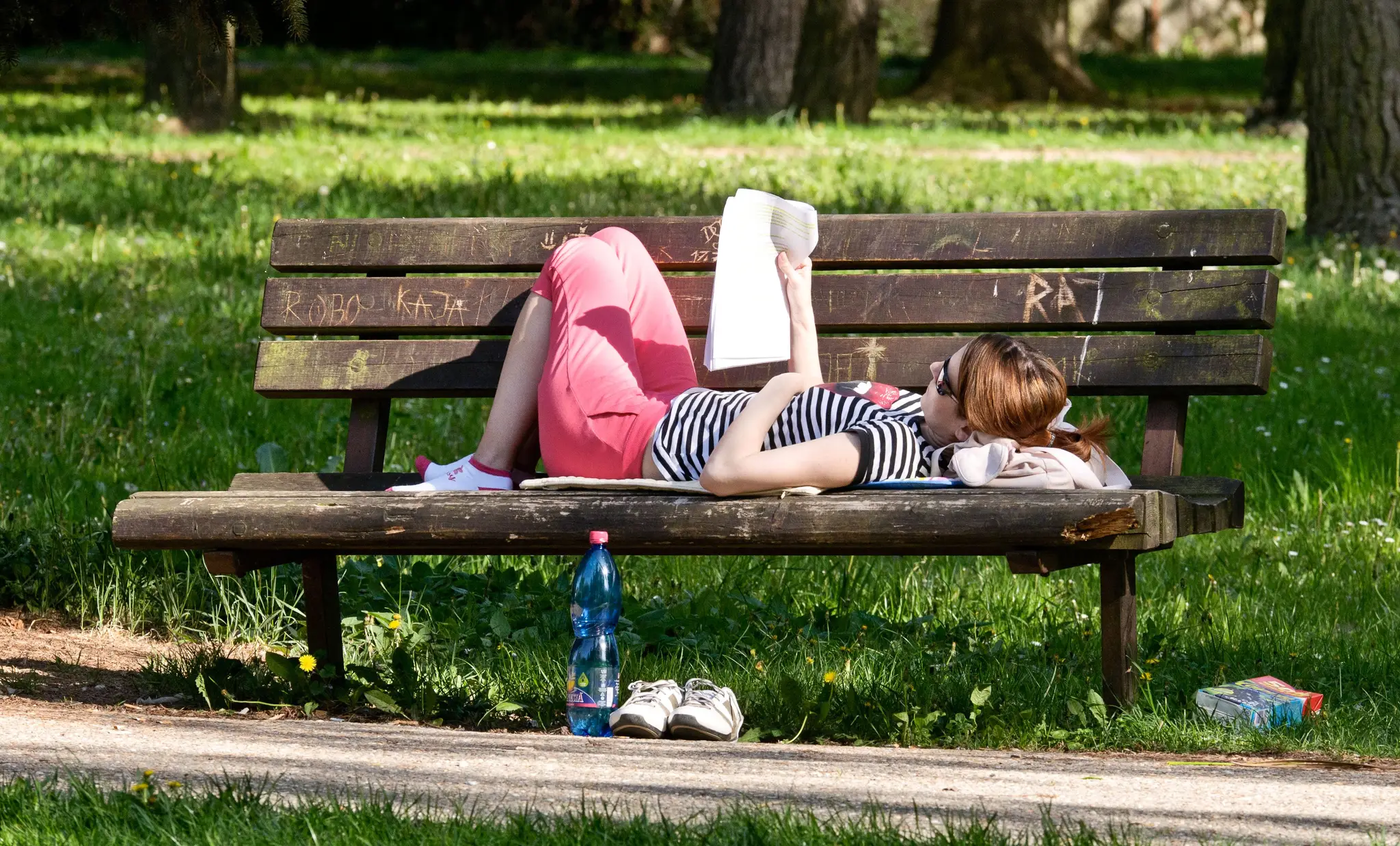 Na snímke žena, ktorá oddychuje v Nitrianskom parku.