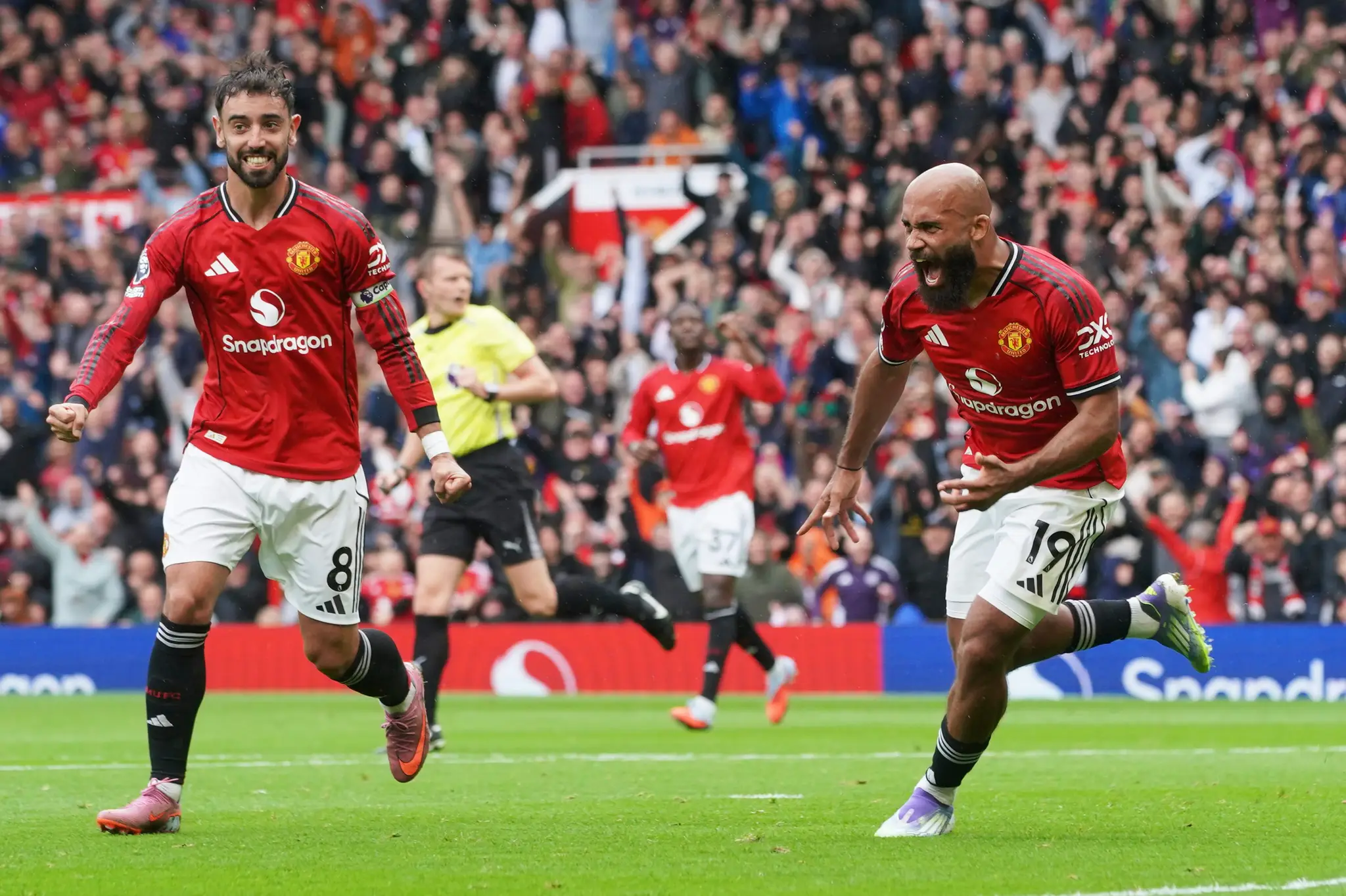 Manchester United oslavoval prvý triumf.