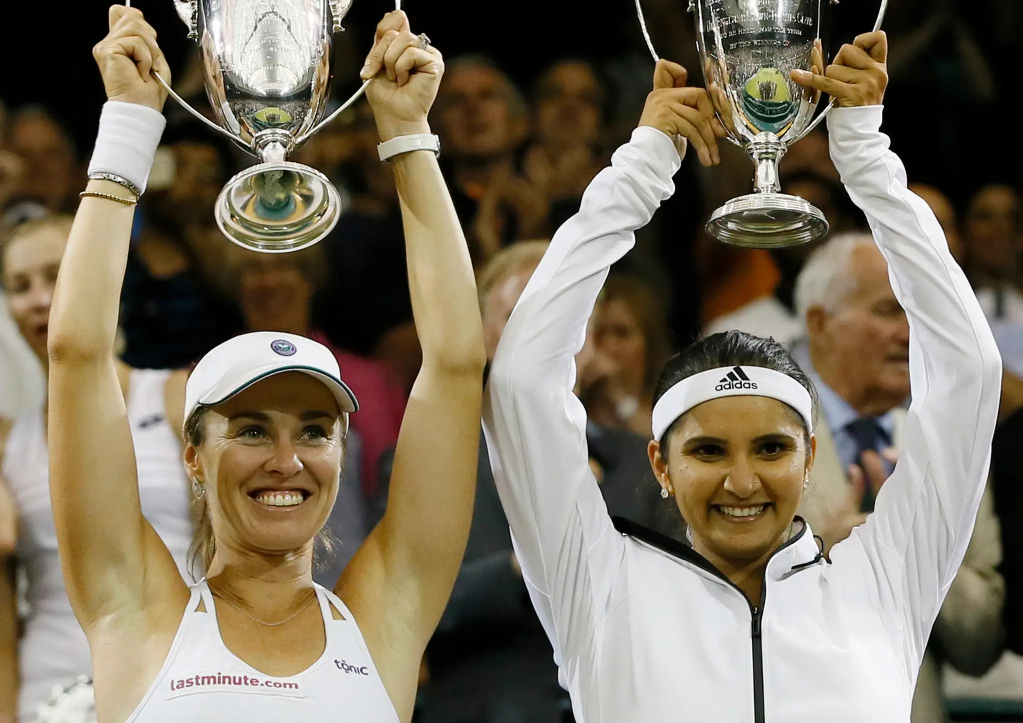  Švajčiarsko-indická dvojica Martina Hingisová, Sania Mirzaová vyhrala ženskú dvojhru Wimbledone.