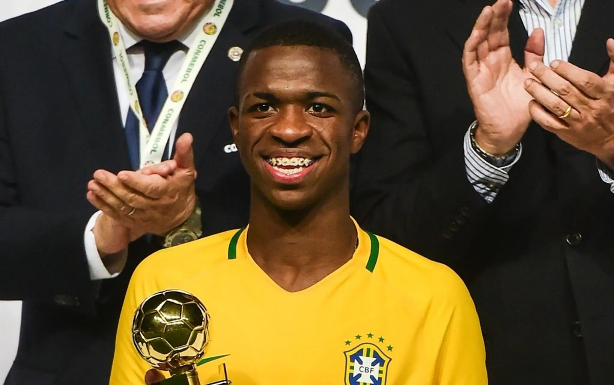 Vinicius Junior s trofejou pre najlepšieho hráča Majstrvostiev Južnej Ameriky do 17 rokov.