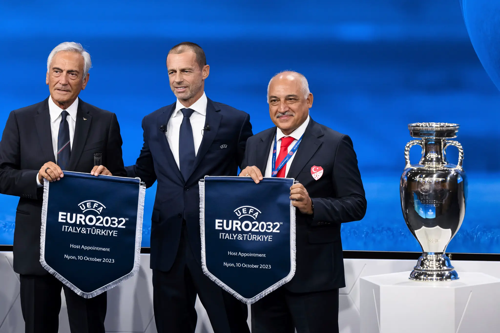 Uprostred prezident UEFA Aleksander Čeferin, vľavo Gabriele Gravina, prezident Talianskej futbalovej federácie a vpravo Mehmet Büyükeksi, prezident Tureckej futbalovej federácie.