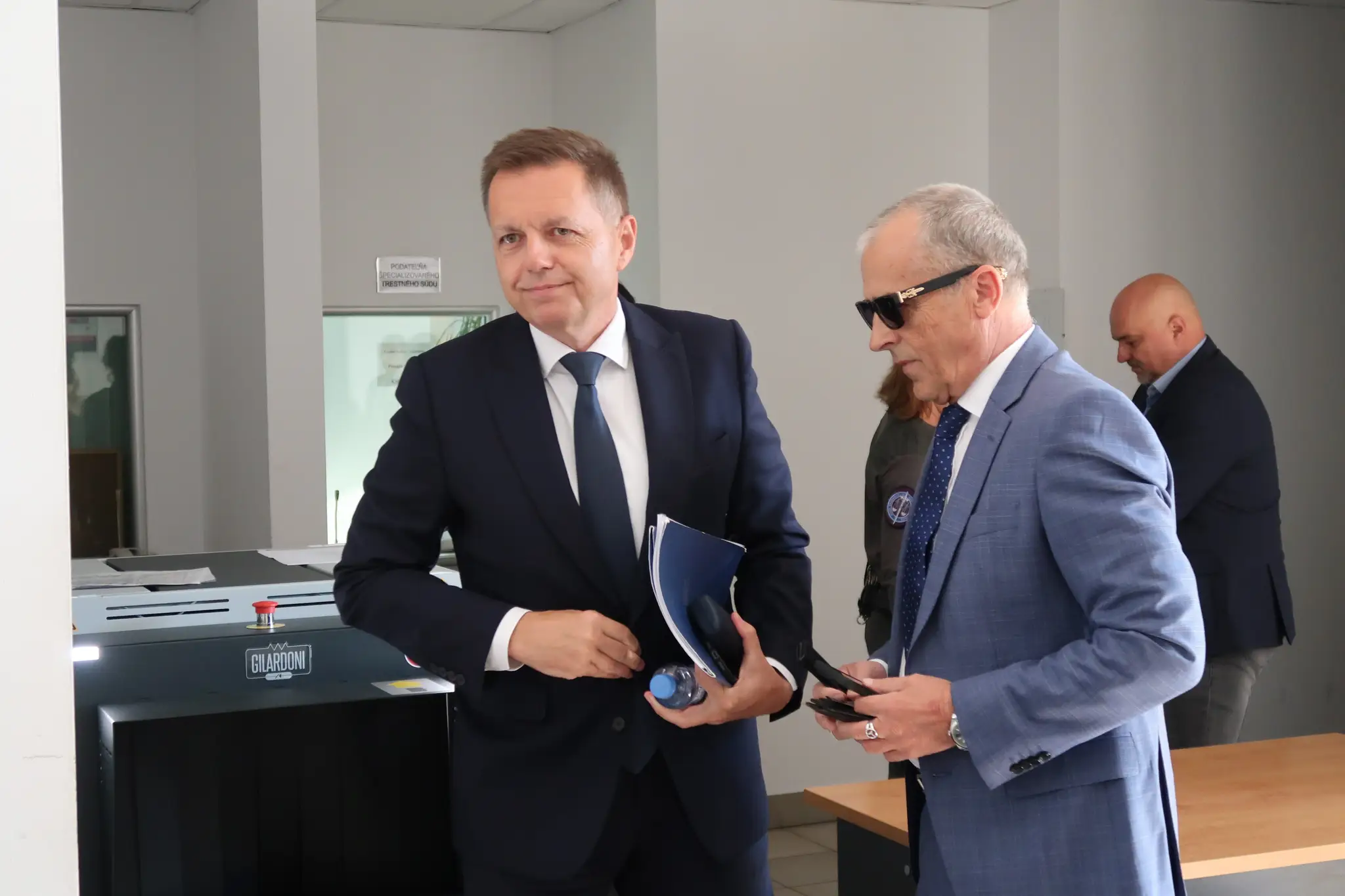 Na snímke guvernér Národnej banky Slovenska a exminister financií Peter Kažimír (vľavo) a jeho obhajca Ondrej Mularčík.