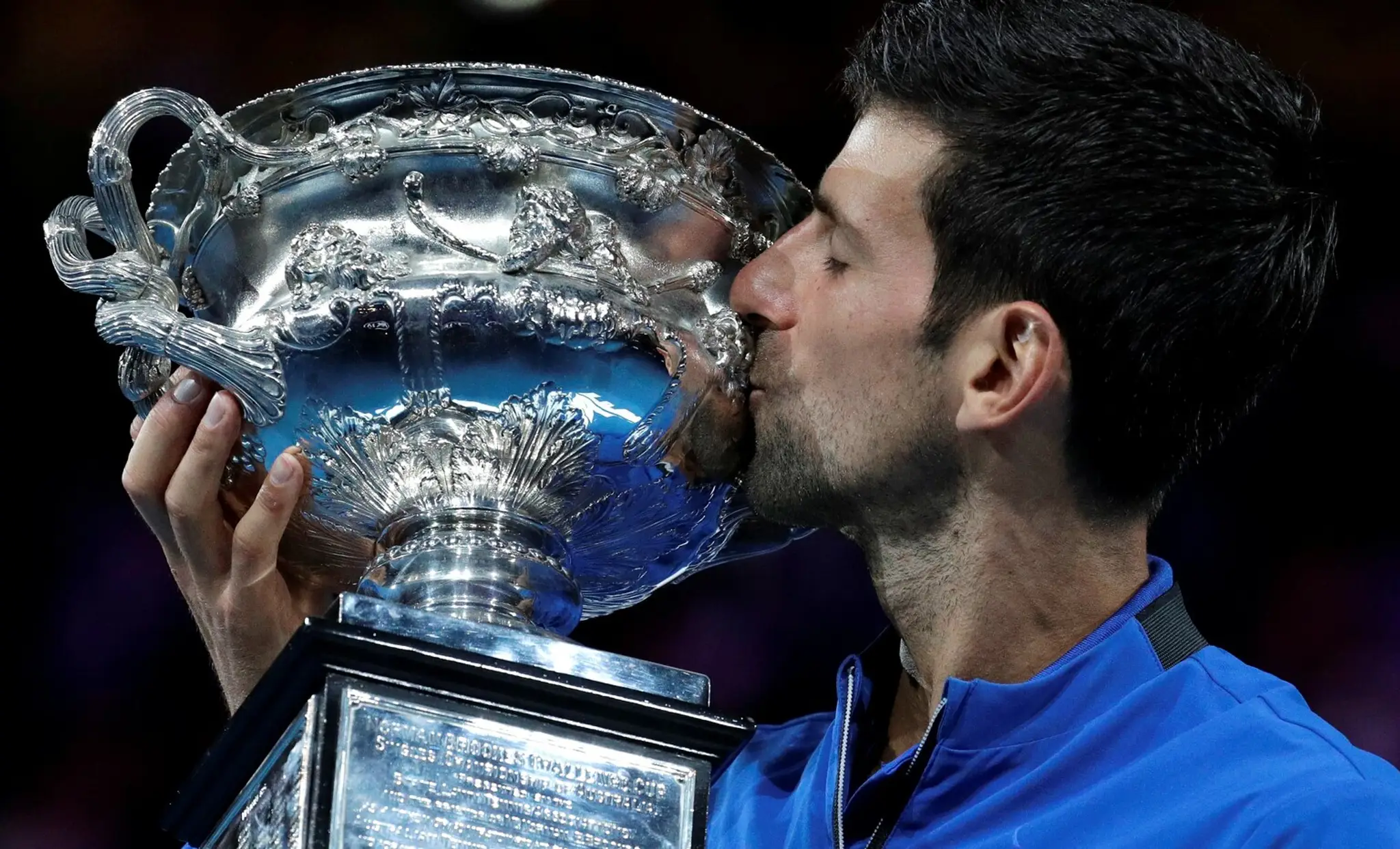 Tenista Novak Djokovič oslavuje triumf vo finále na Australian Open.