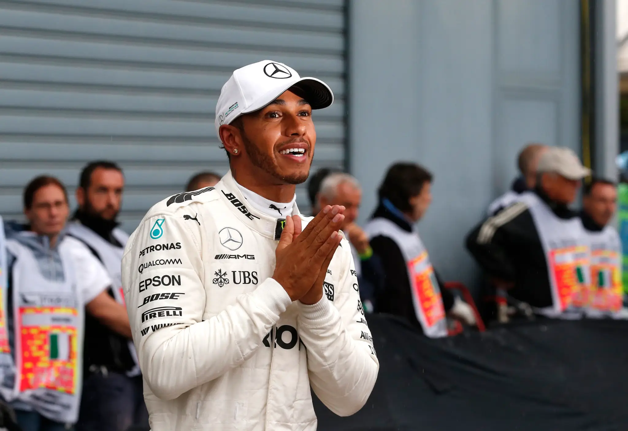 Lewis Hamilton sa raduje z rekordnej pole position.