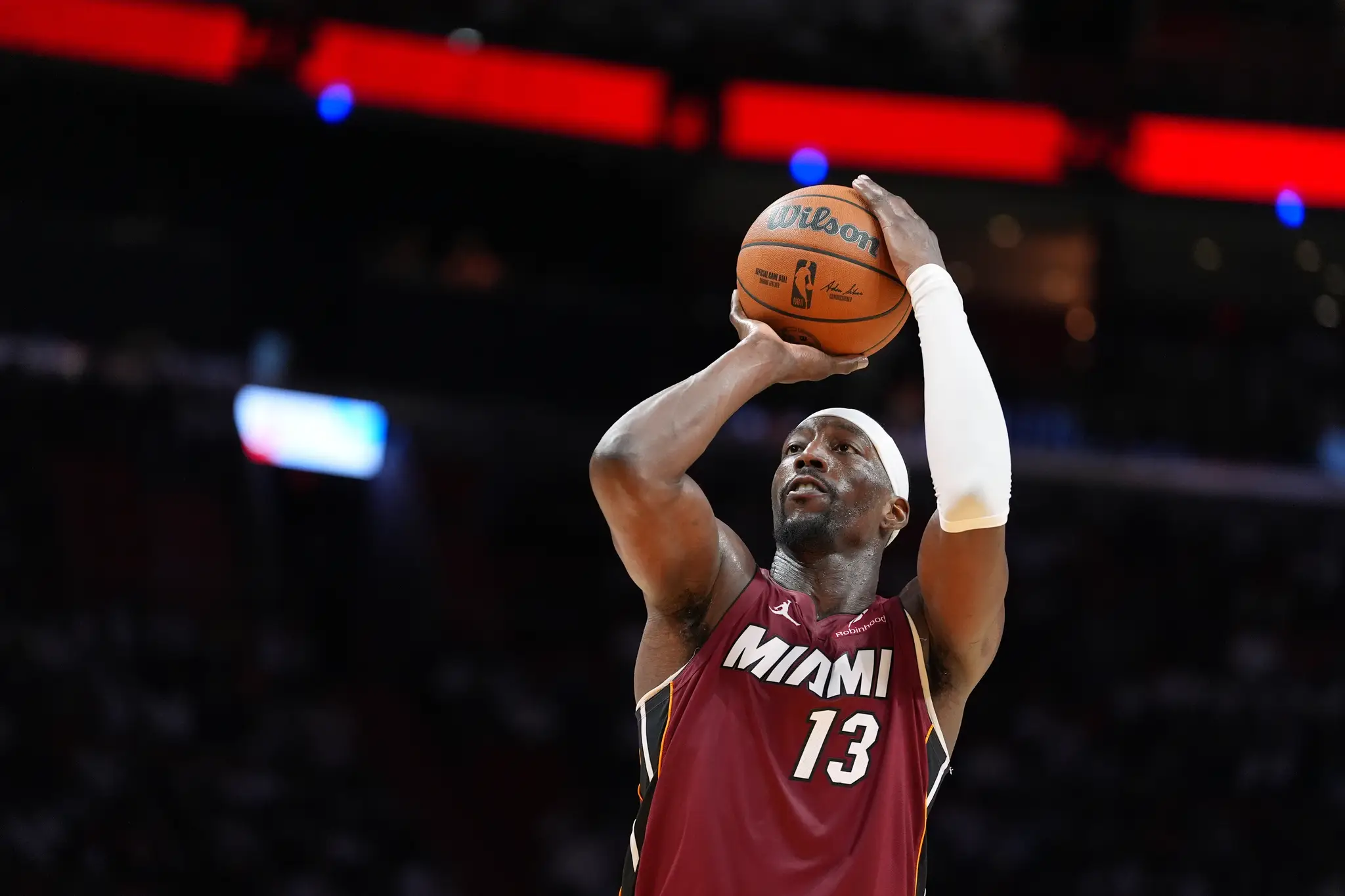Americký basketbalista Bam Adebayo sa zapísal do histórie NBA