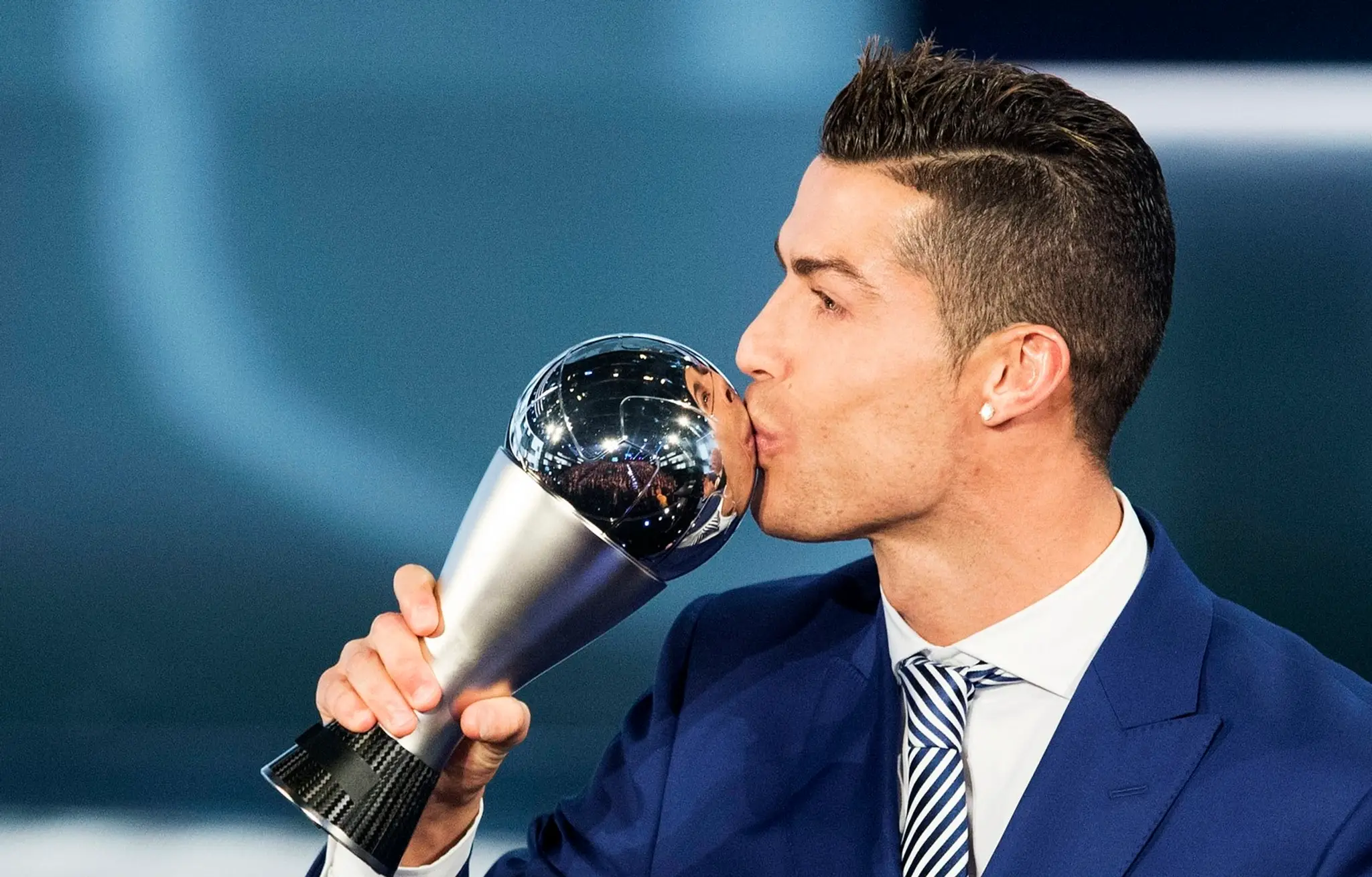 Cristiano Ronaldo s trofejou pre najlepšieho hráča roka podľa FIFA.