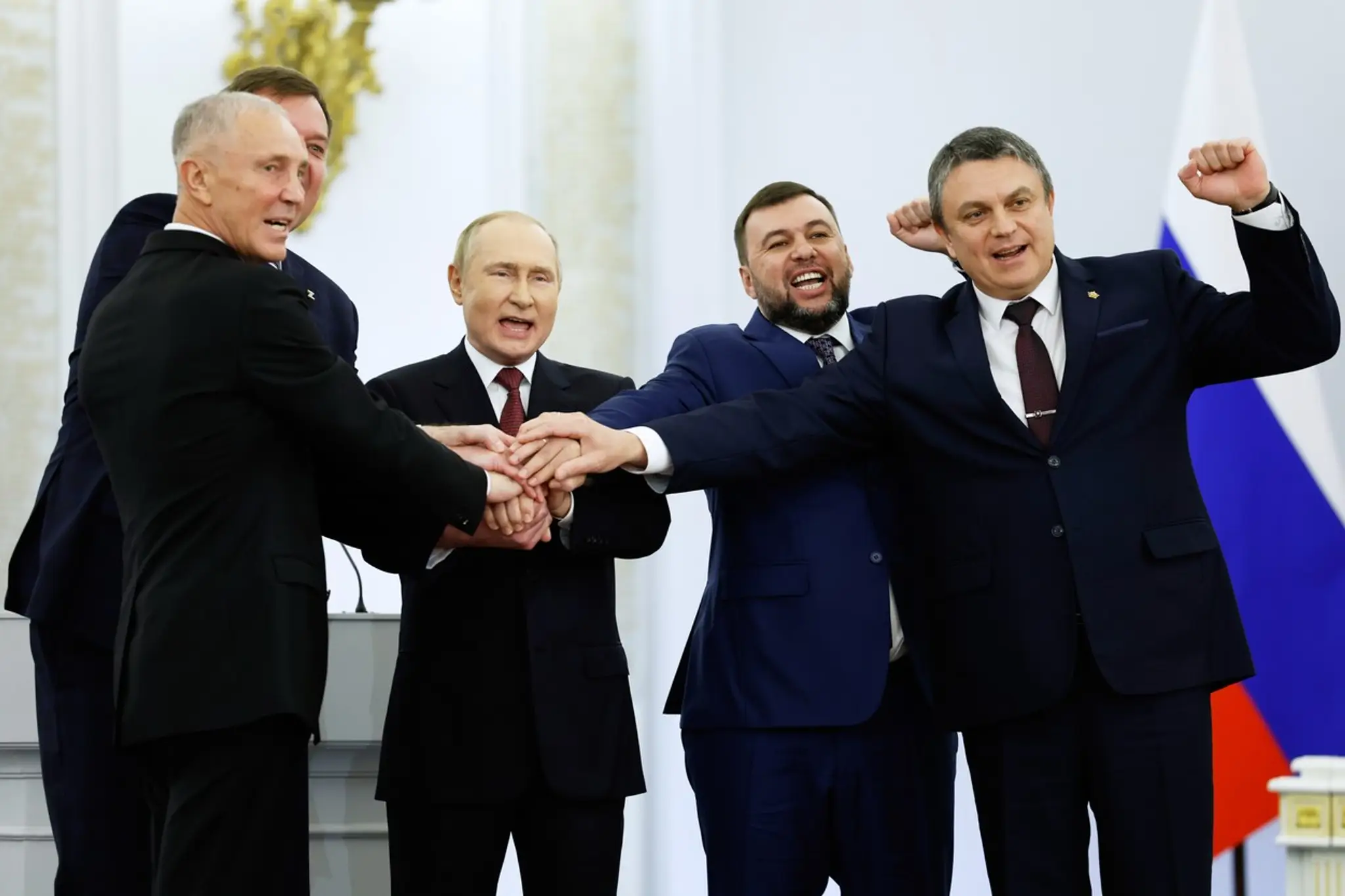 Zľava Moskvou dosadený líder Chersonskej oblasti na juhu Ukrajiny Vladimir Saldo, Moskvou dosadený líder Záporožskej oblasti  Jevgenij Balickij, ruský prezident Vladimir Putin, líder Doneckej ľudovej republiky Denis Pušilin a líder samozvanej Luhanskej ľu