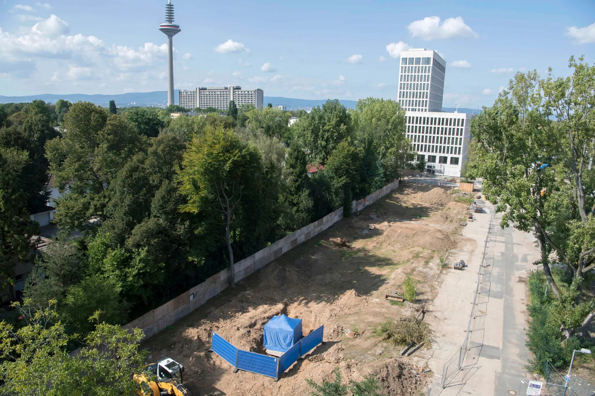 Modrý stan zakrýva nevybuchnutú leteckú bombu z druhej svetovej vojny vo Frankfurte nad Mohanom.