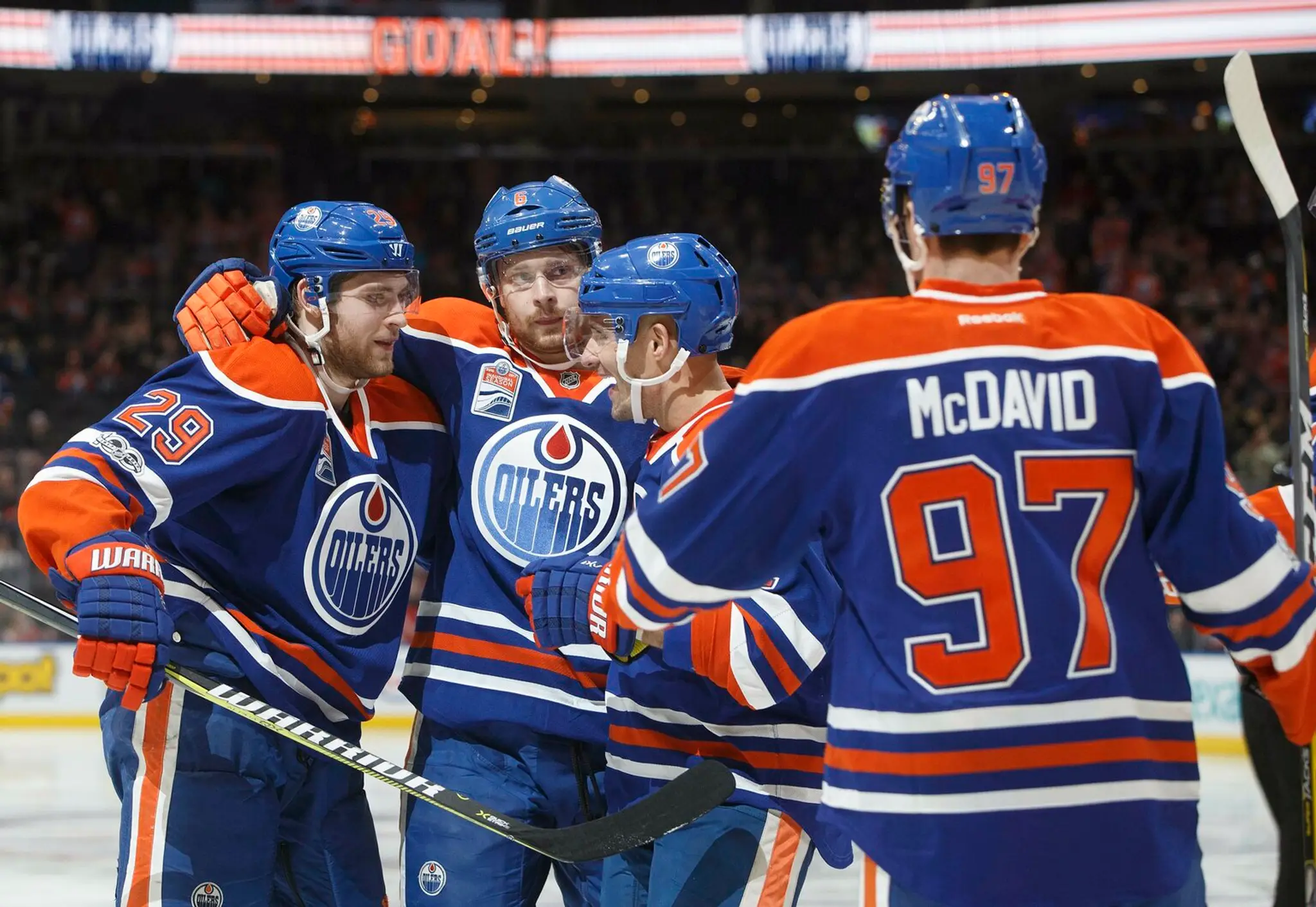 Hráči Edmontonu - druhý sprava slovenský obranca Andrej Sekera, oslavujú gól v New Jersey Devils - Edmonton Oilers.