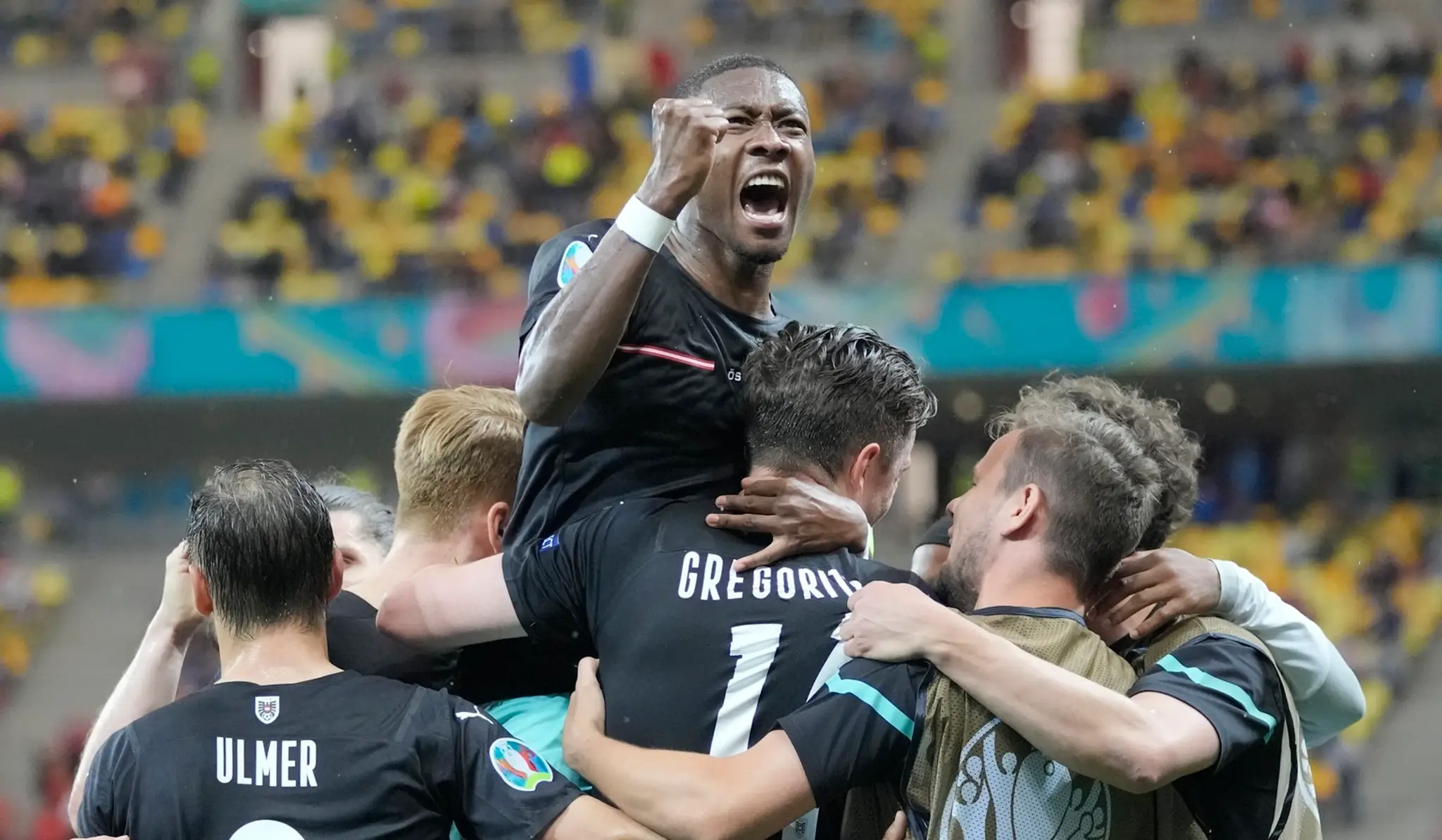 Rakúski futbalisti sa tešia po strelení gólu.