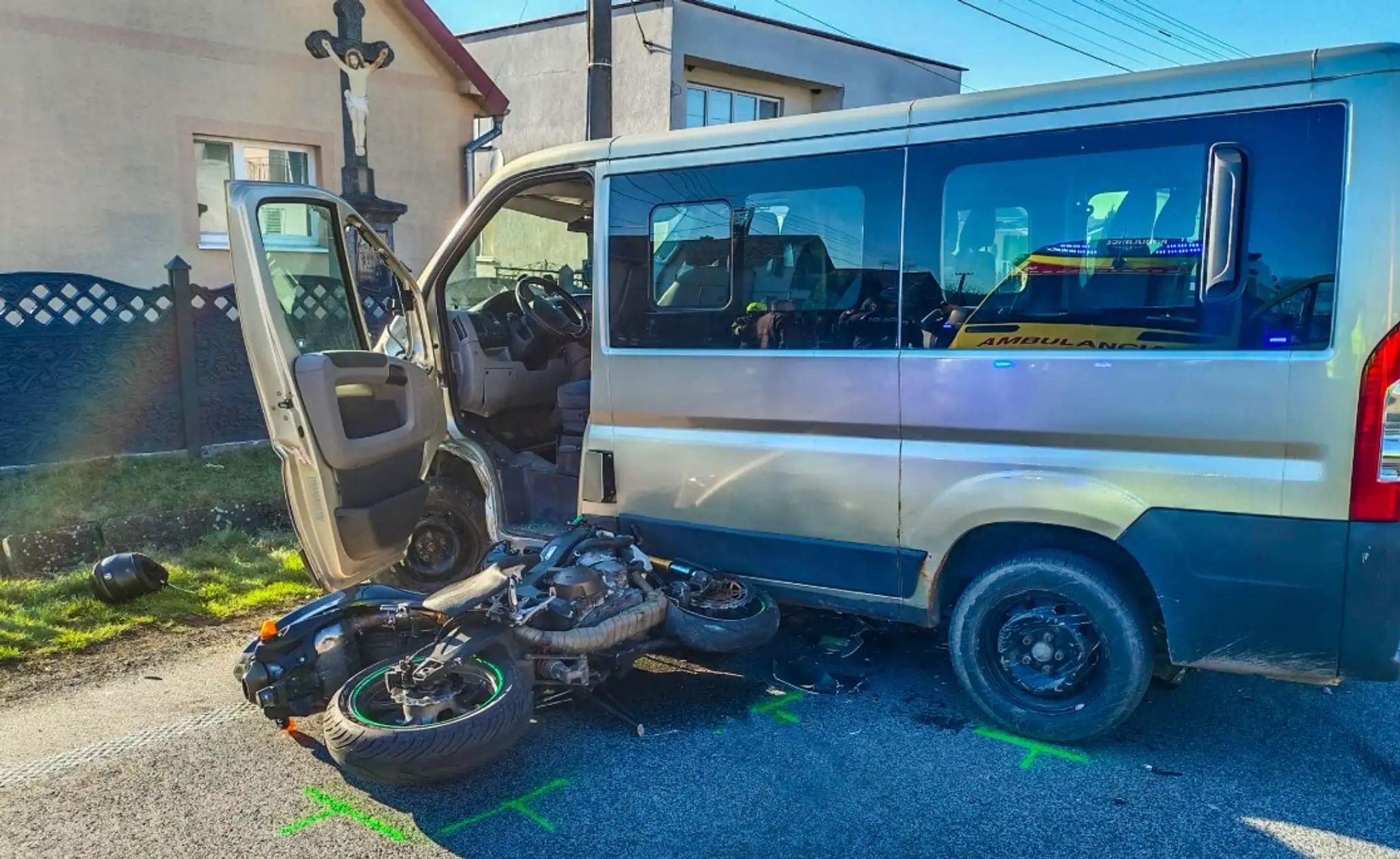 Na snímke motocykel a vozidlo Peugeot Boxer s prívesom po nehode v obci Vojčice.