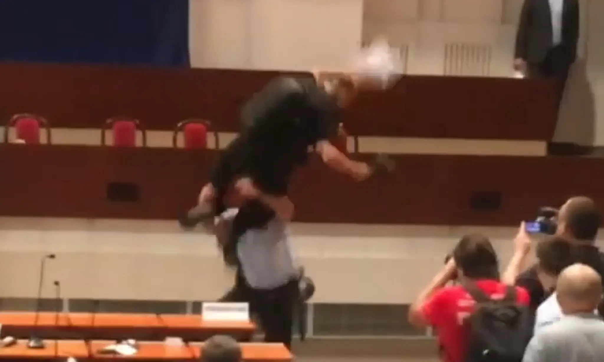 Aktivista Daňo a policajt