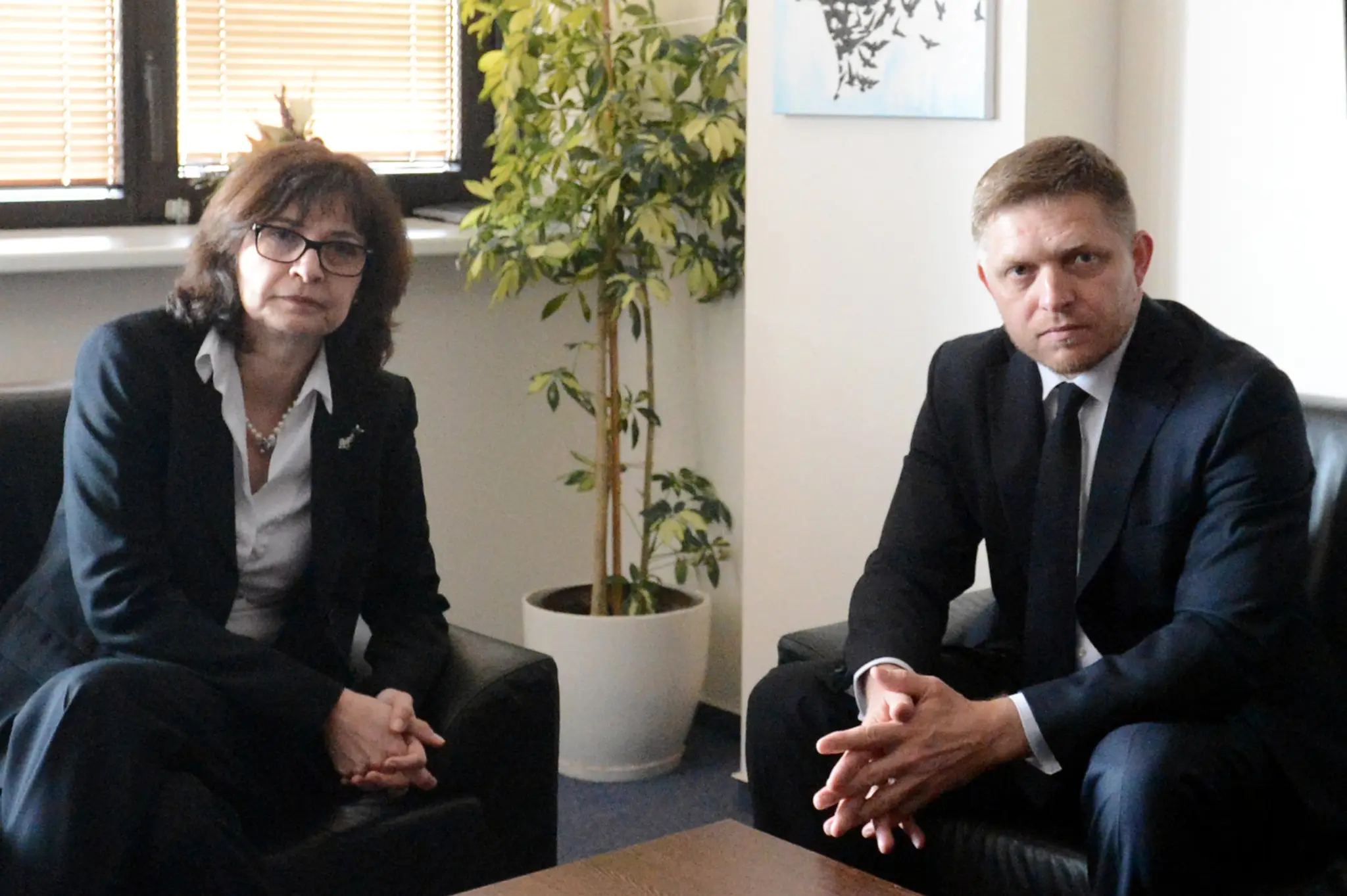 Predseda vlády SR Robert Fico (vpravo) oficiálne uviedol ministerku spravodlivosti SR Luciu Žitňanskú (vľavo) do úradu na Minist