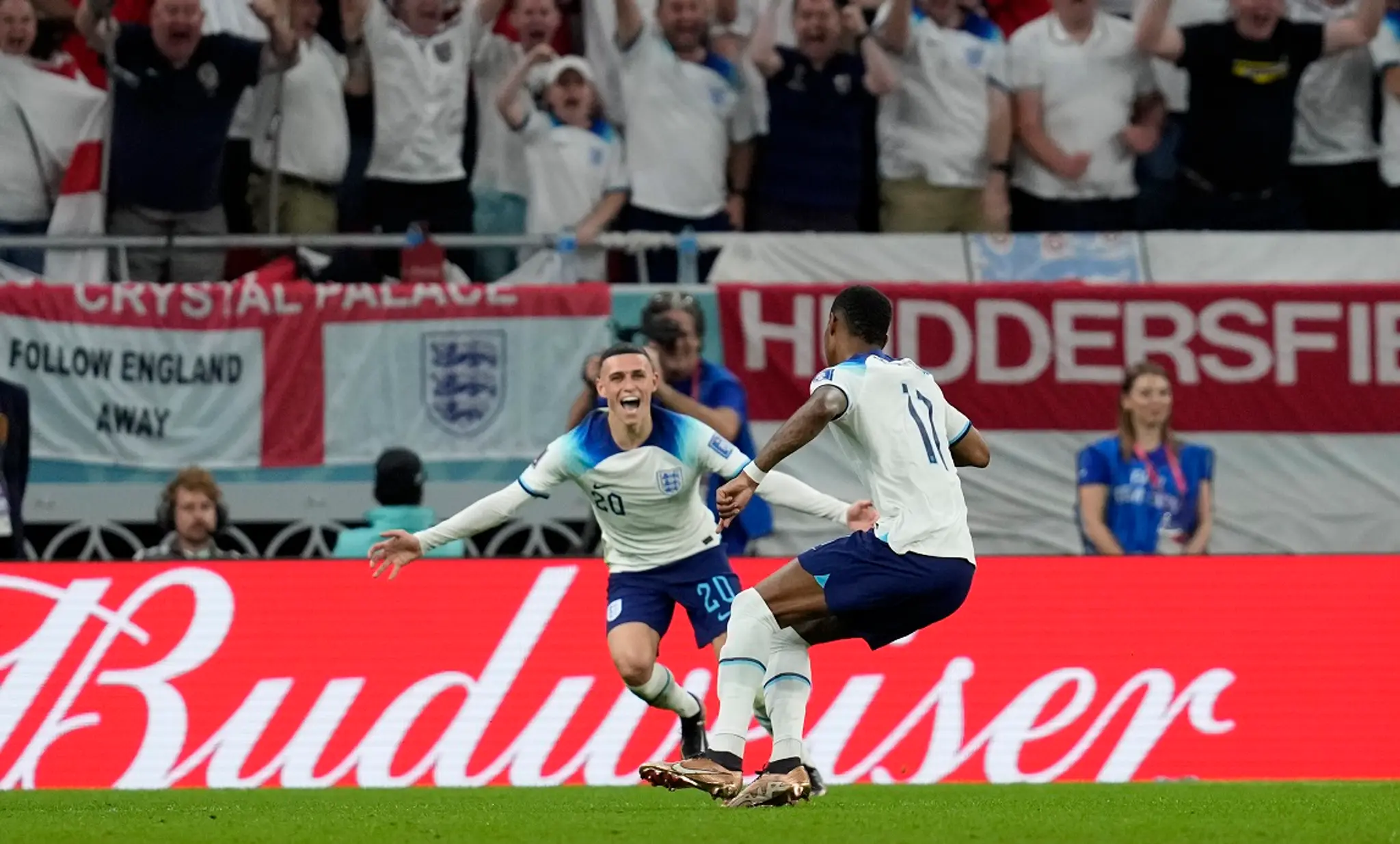 Na snímke anglickí futbalisti Marcus Rashford (vpravo) a Phil Foden sa tešia po úvodnom góle.