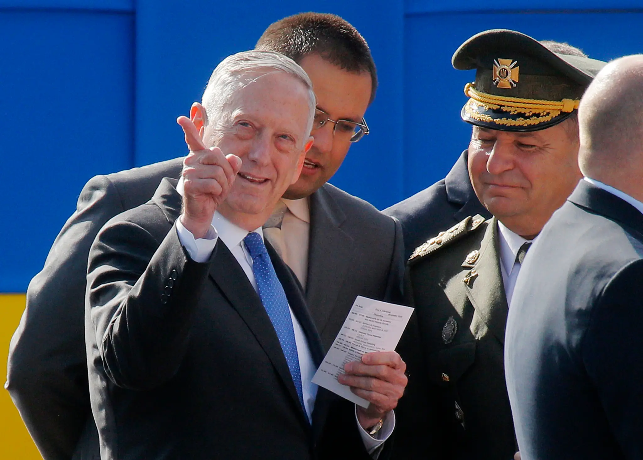 Na snímke vľavo americký minister obrany James Mattis