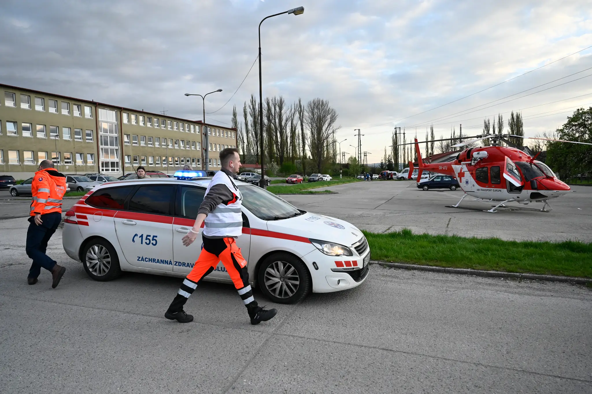 Záchranári pred baňou Nováky.