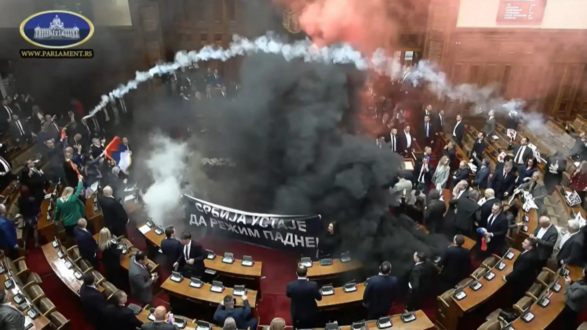 V srbskom parlamente lietali svetlice a dymovnice.