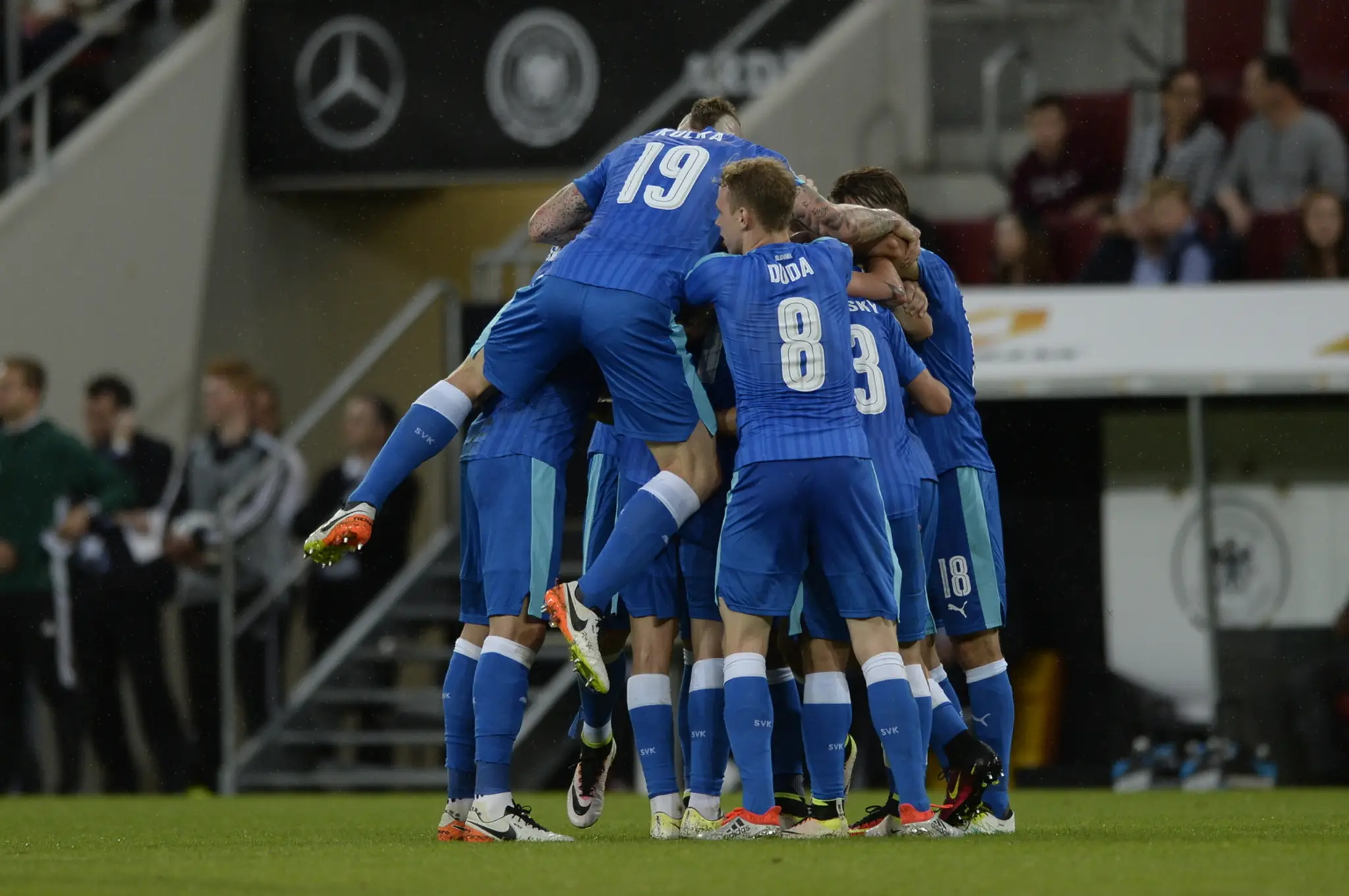 Slovenskí futbalisti sa tešia po Hamšíkovom vyrovnávajúcom góle na 1:1 v prípravnom zápase s Nemeckom.
