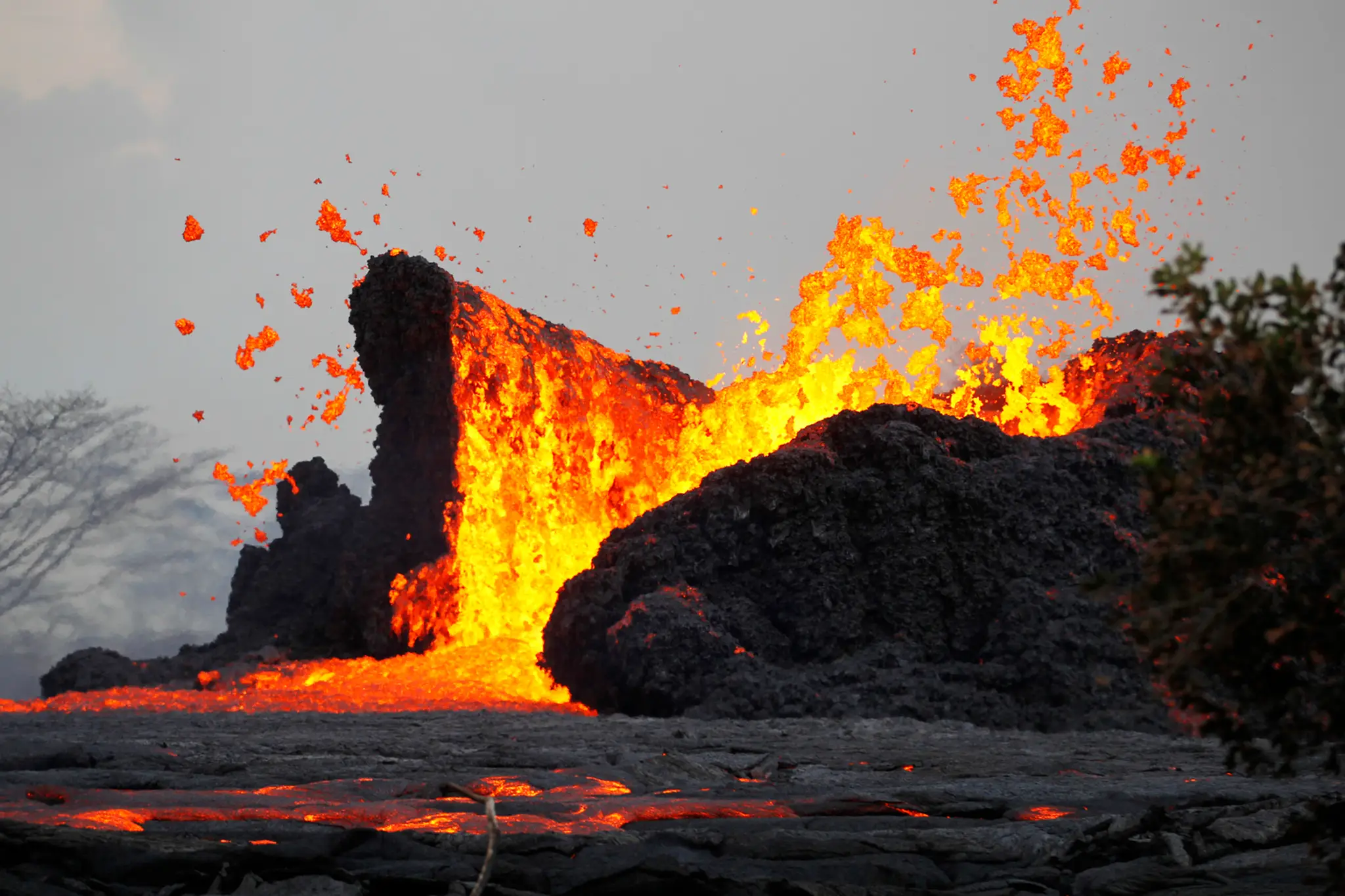 Sopka Kilauea chrlí lávu do vzduchu neďaleko mesta Pahoa na Havaji.
