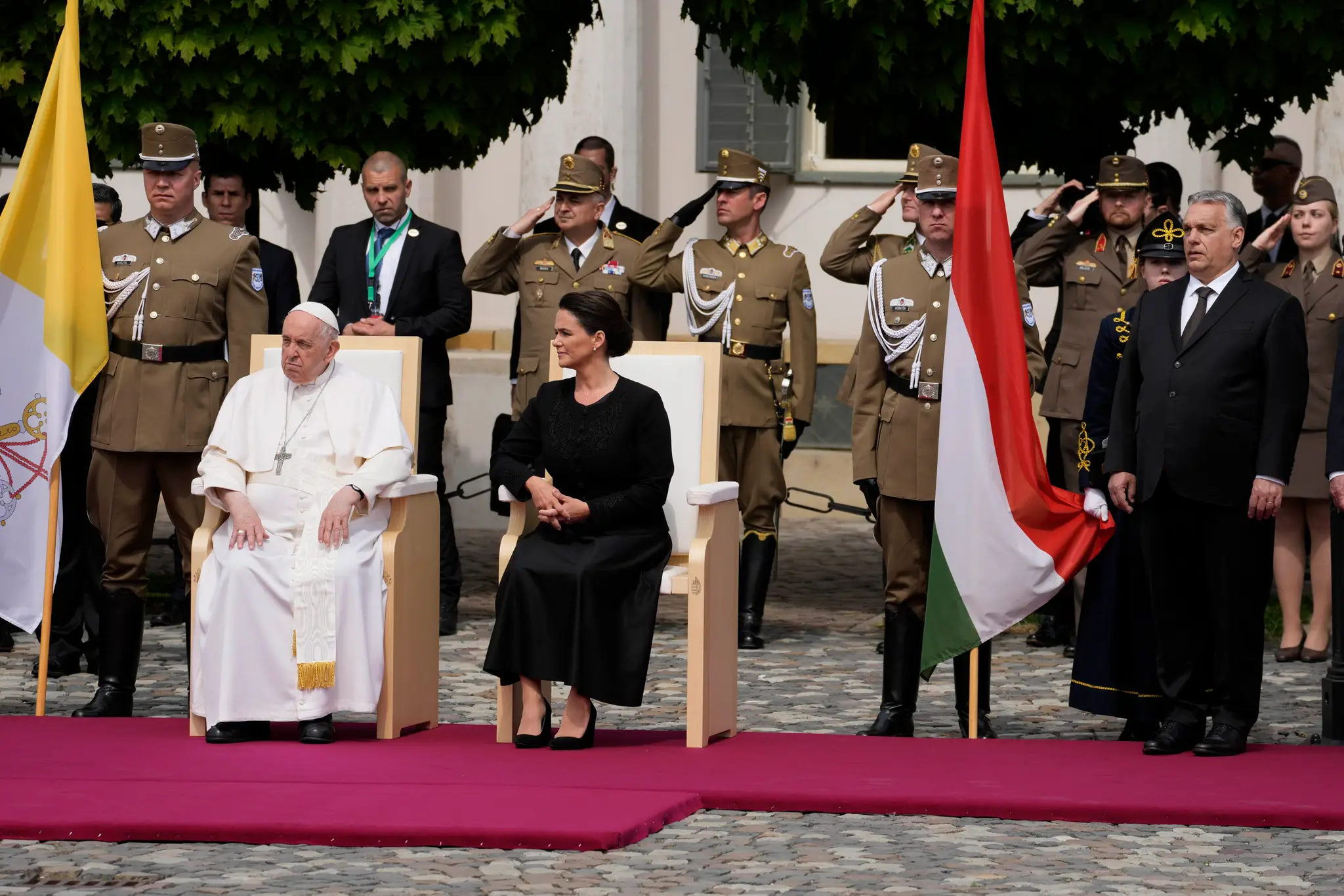Pápež František, maďarská prezidentka Katalin Nováková a maďarský premiér Viktor Orbán.