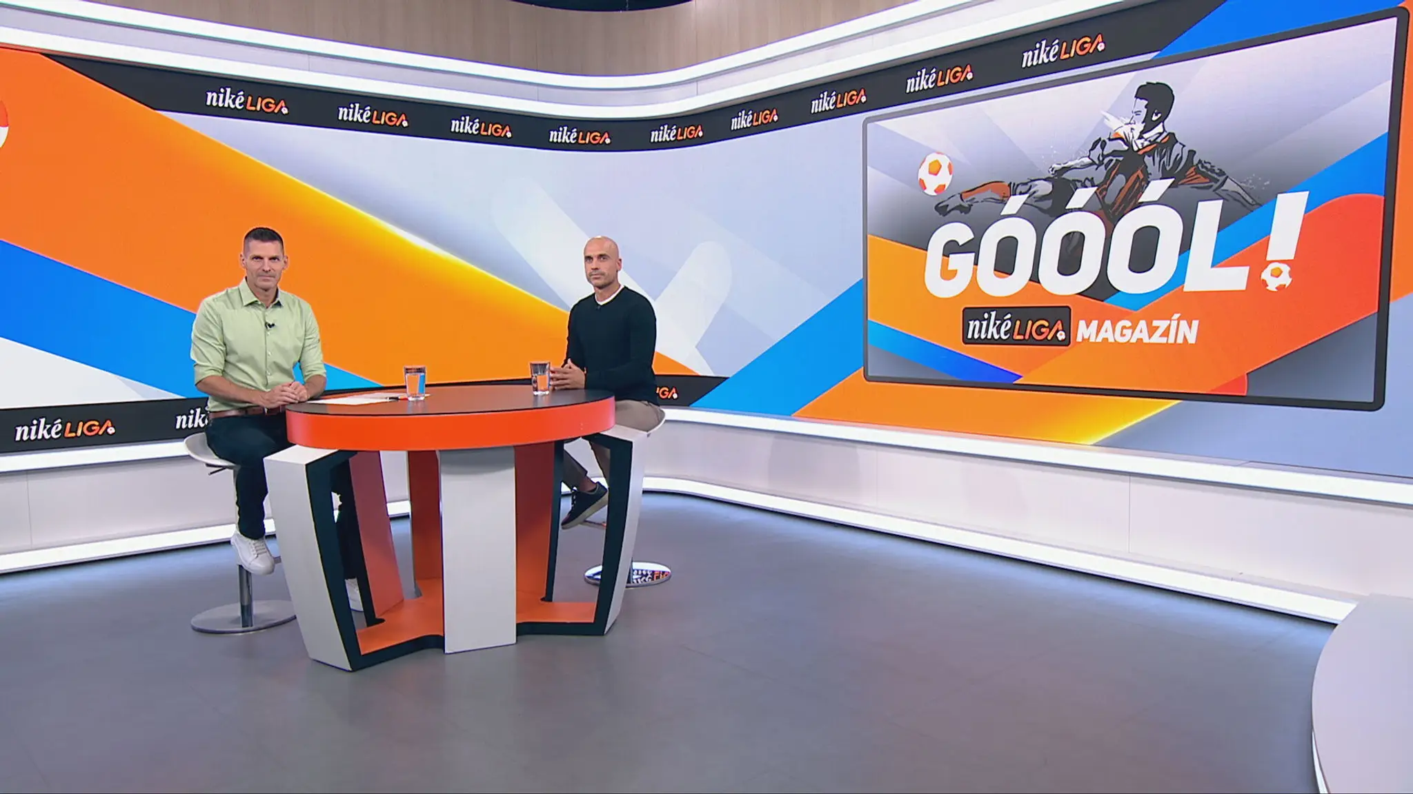 Moderátor Marián Tomčák a futbalový expert Juraj Piroska.