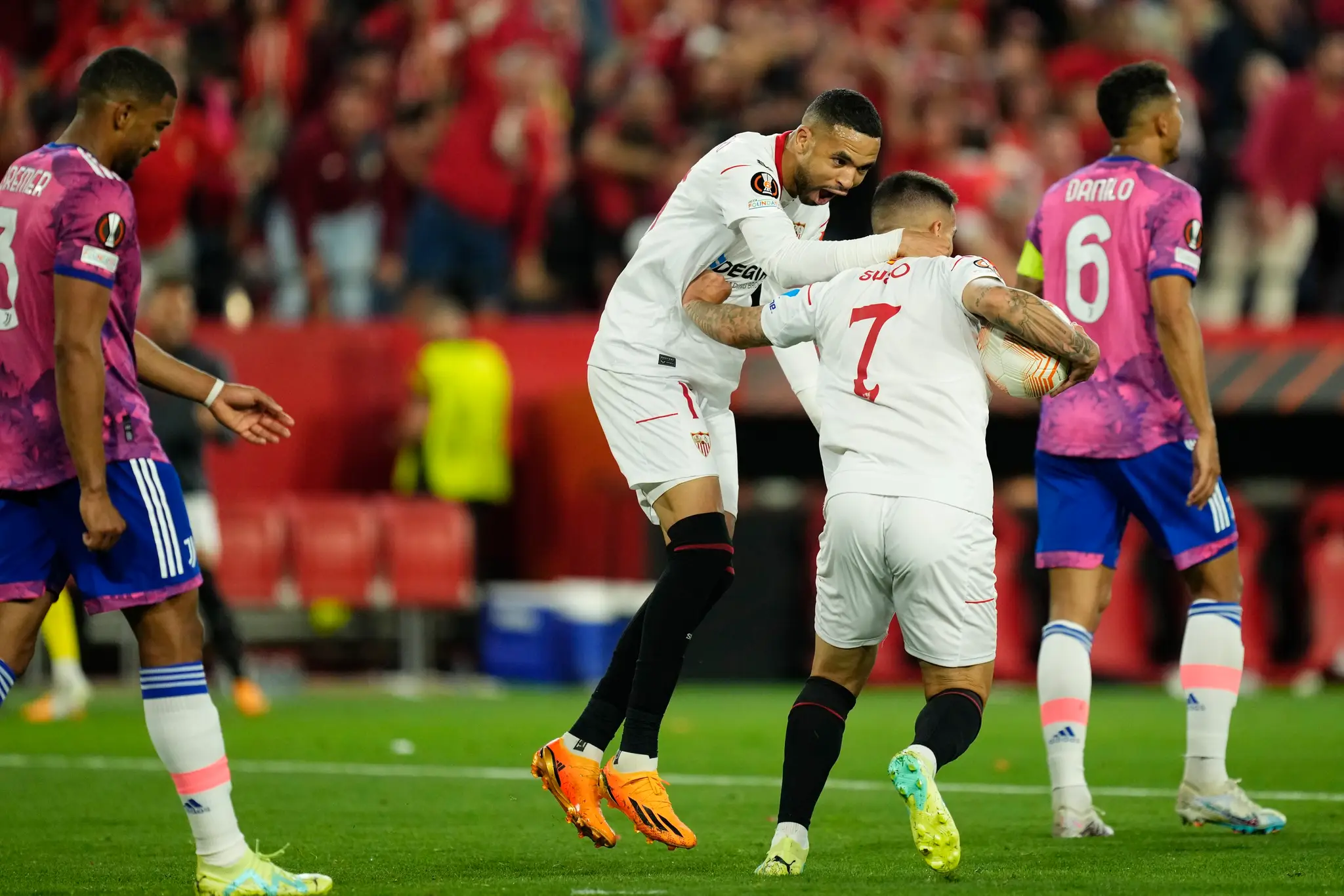 Hráči Seville oslavujú gól v odvete semifinále EL proti Juventusu.