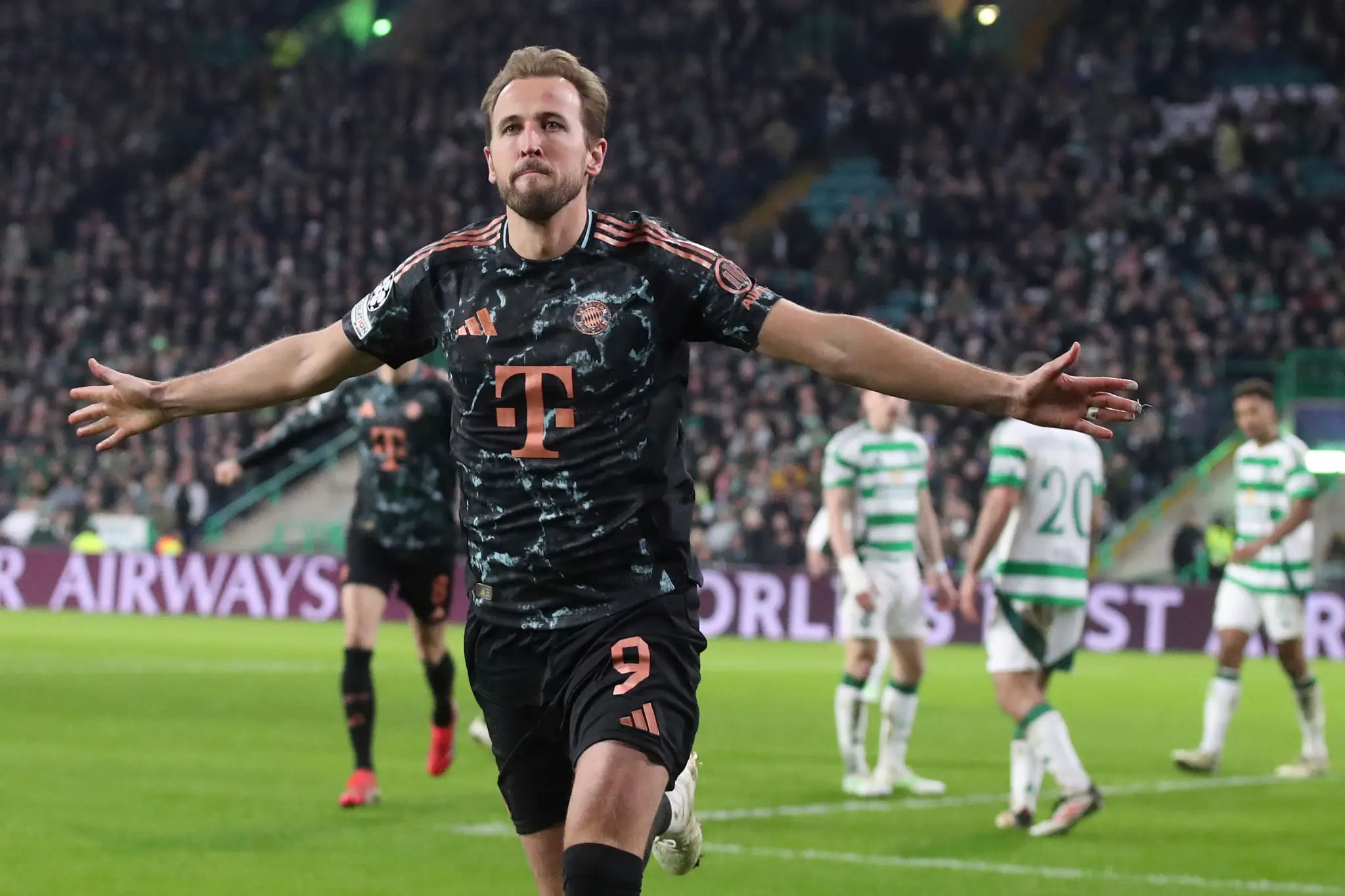 Futbalista Bayernu Harry Kane sa teší z gólu
