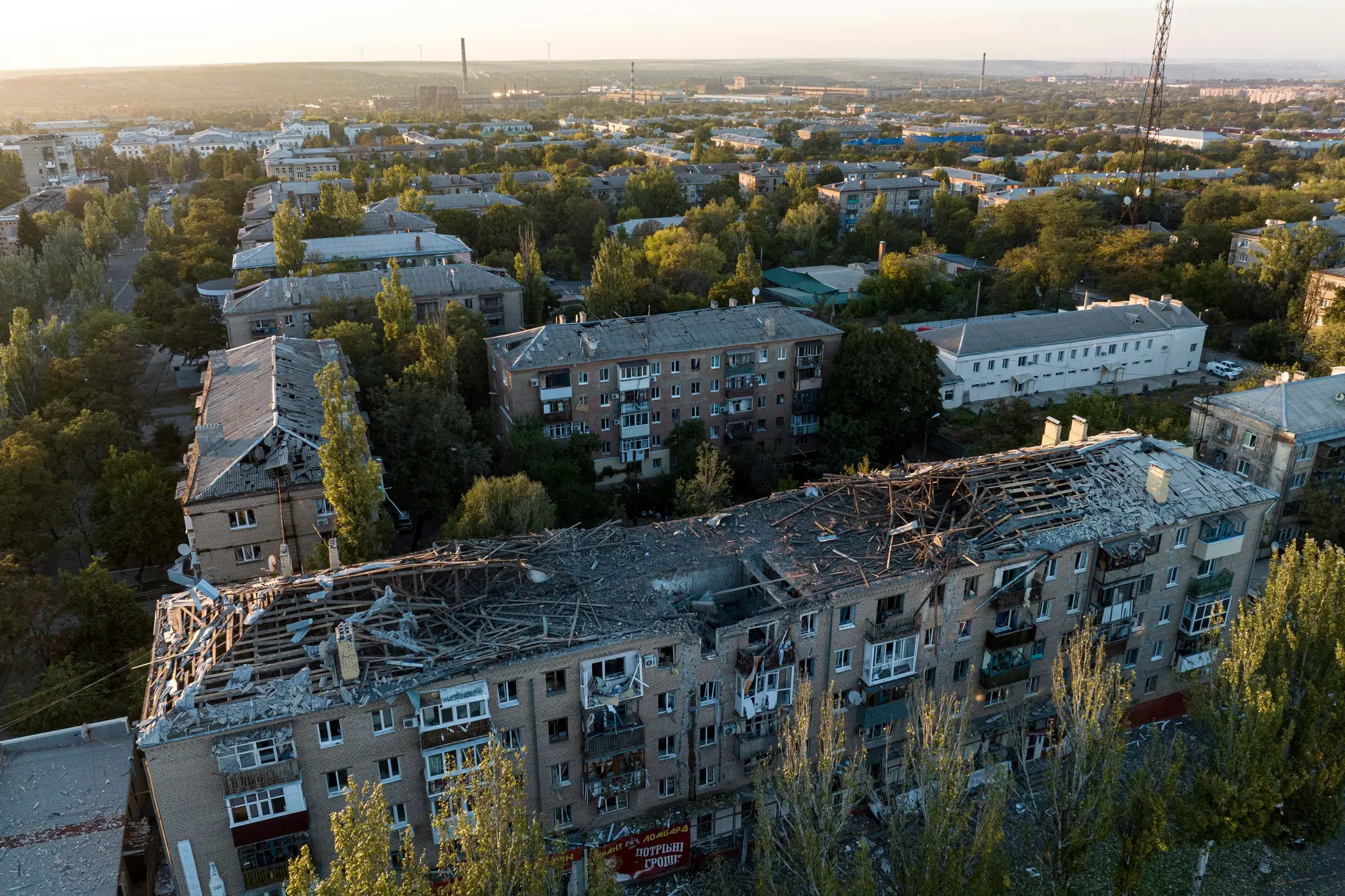 Na snímke obytná budova zničená po ruskom leteckom útoku v meste Kramatorsk v Doneckej oblasti.