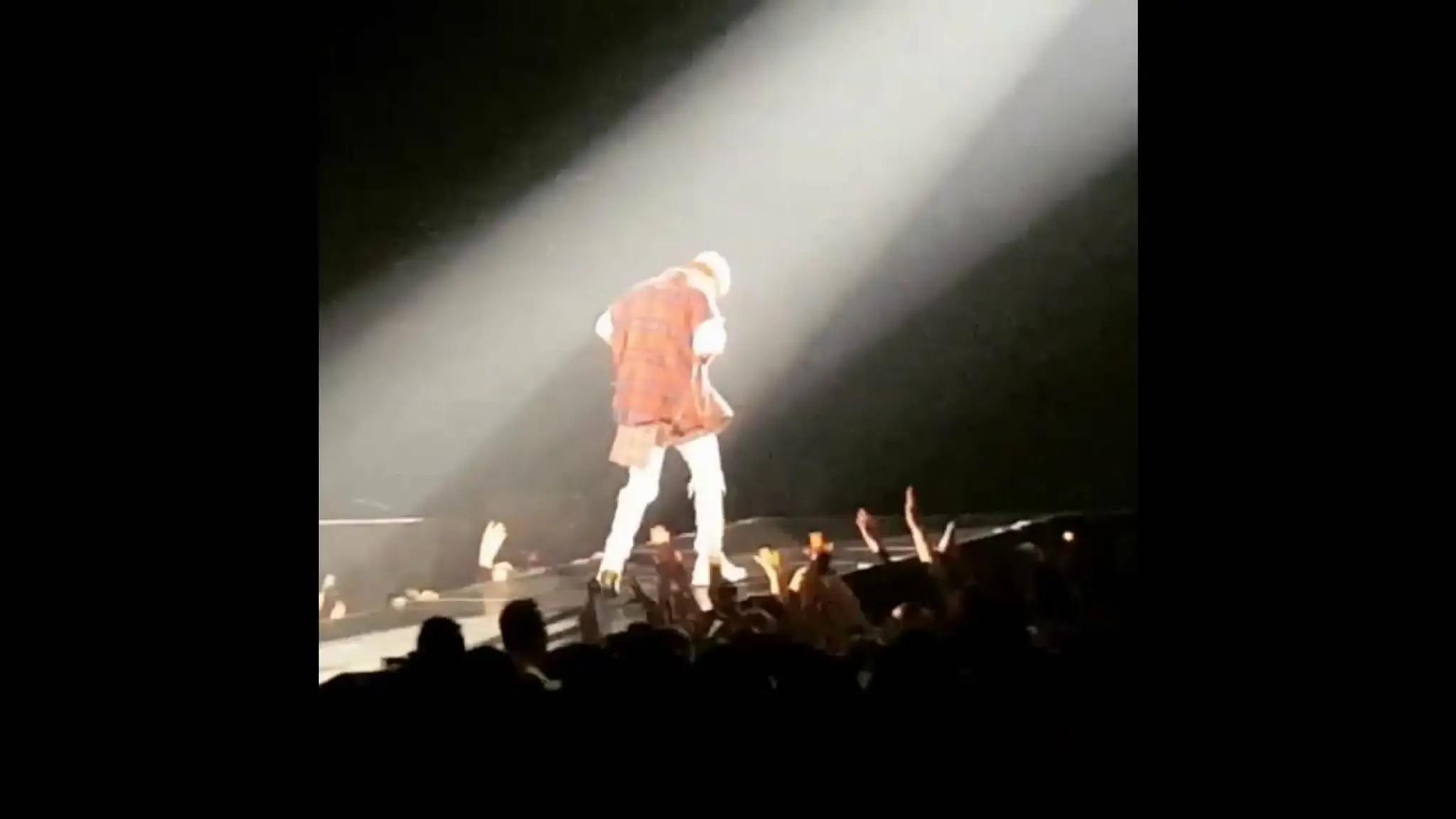 Justin Bieber tesne pred pádom z pódia.