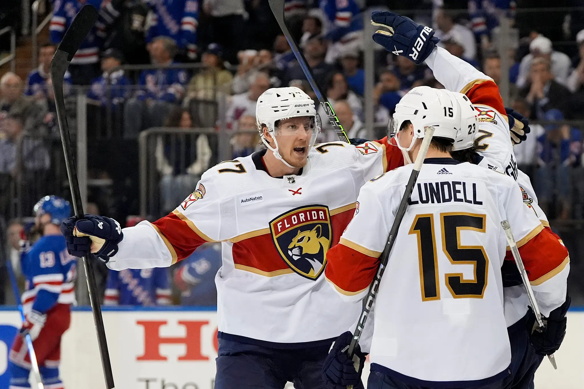 Hráči Floridy oslavujú gól proti NY Rangers.