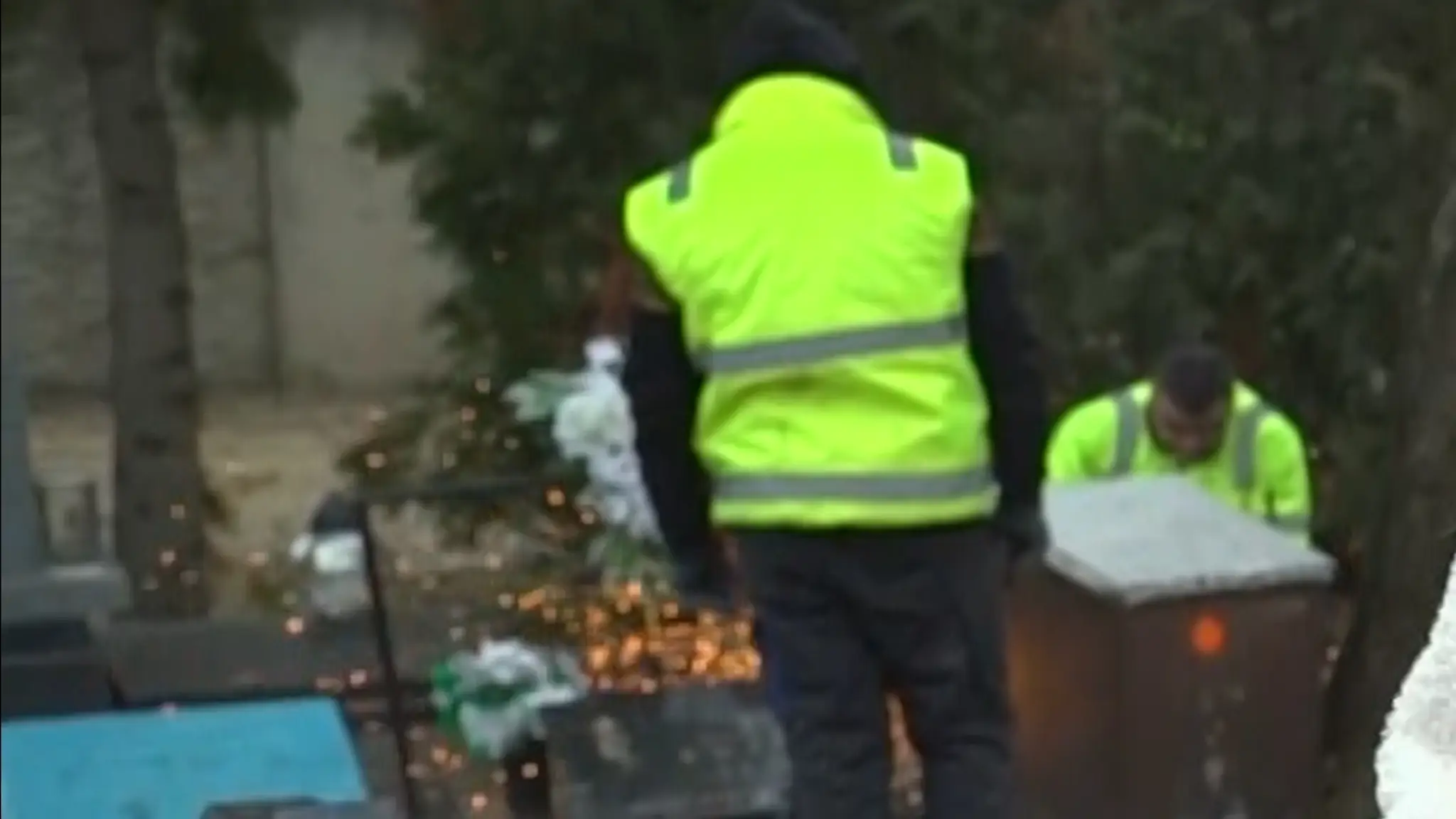 Pracovníci mesta odstraňujú nelegálne lavičky a truhlice na náradie z cintorína v Topoľčanoch.