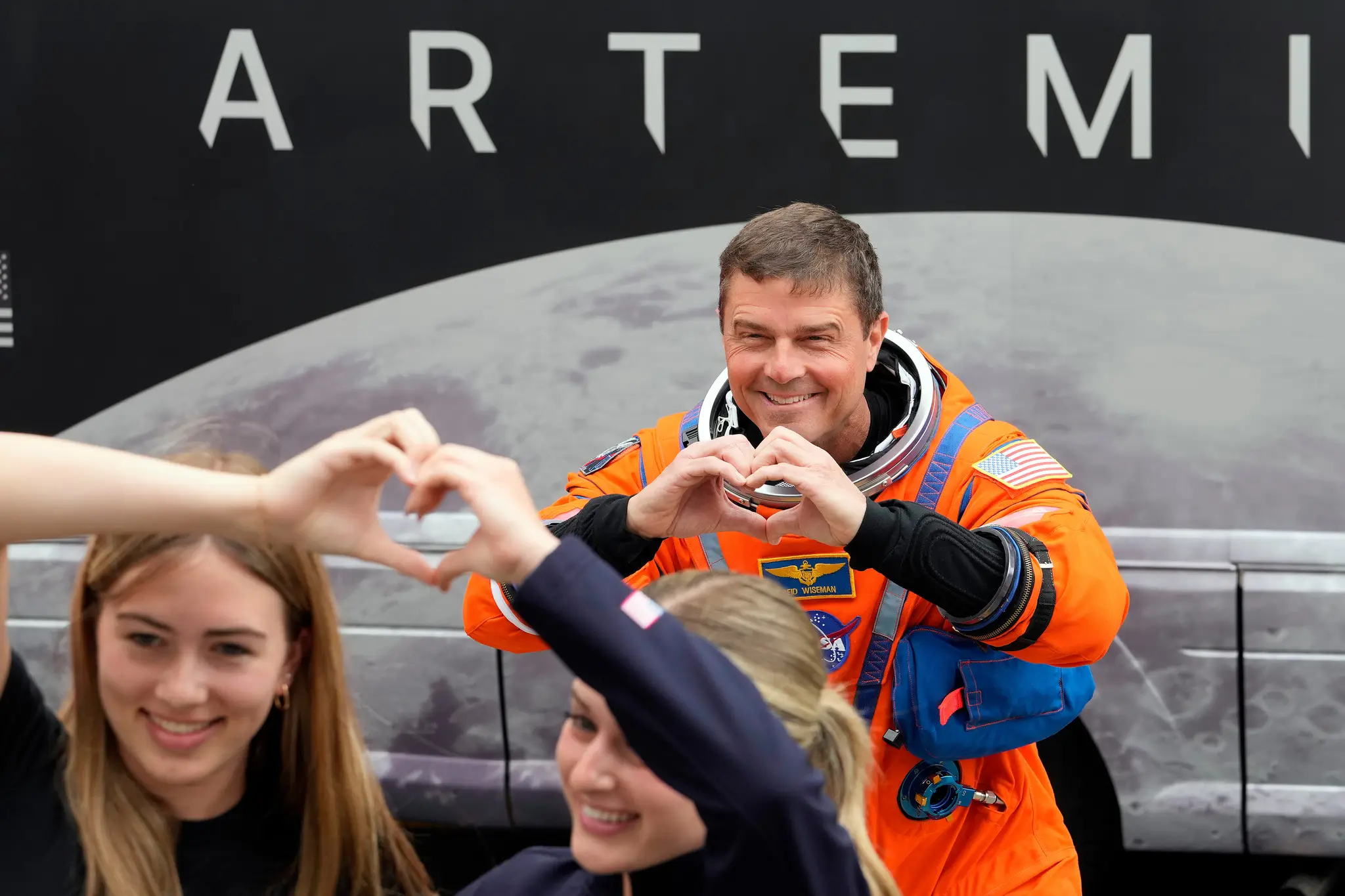 Astronauti pred odchodom na štartovaciu rampu
