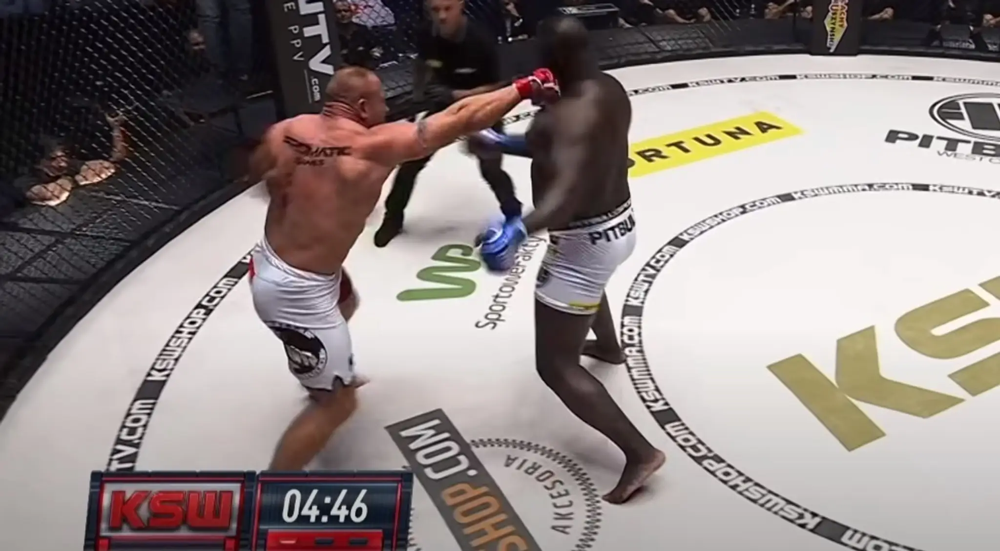 Marius Pudzianowski počas pästnej výmeny so Serignem Ousmanem Diaom.