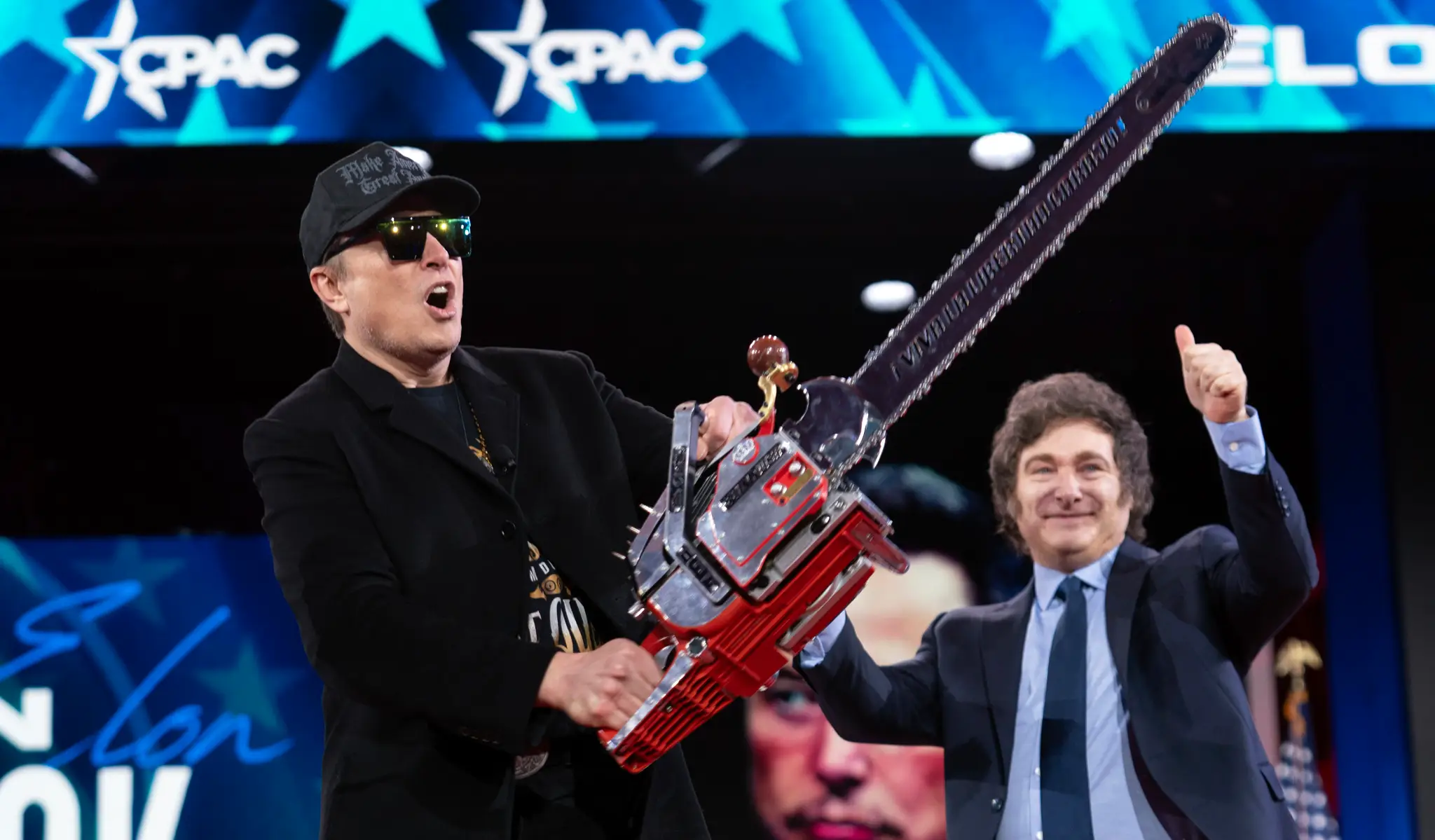 Elon Musk máva s motorovou pílou, ktorú dostal od argentísnkeho prezidenta Javiera Mileiho.