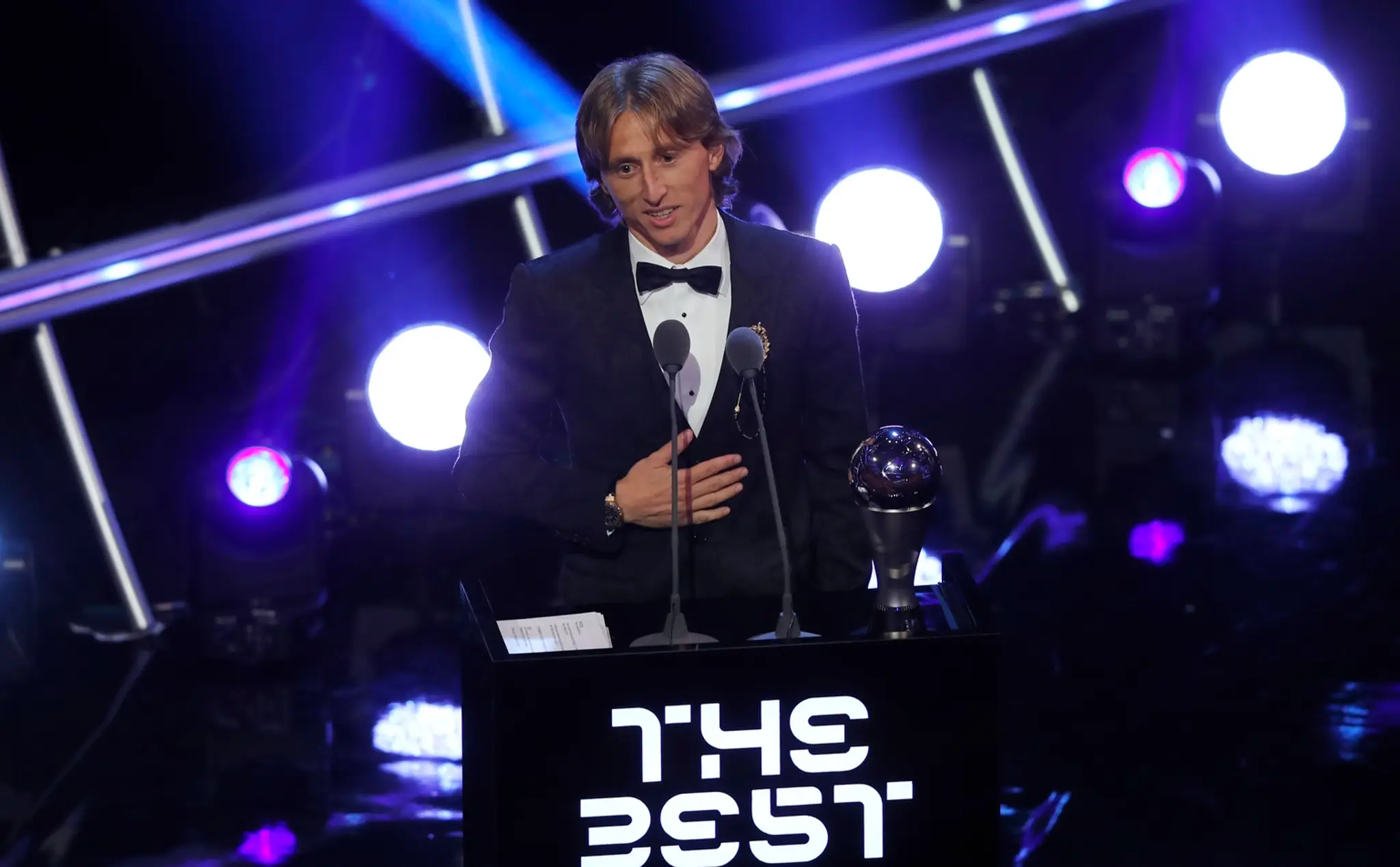 Luka Modrič z Realu Madrid si preberá cenu Futbalista roka 2018.