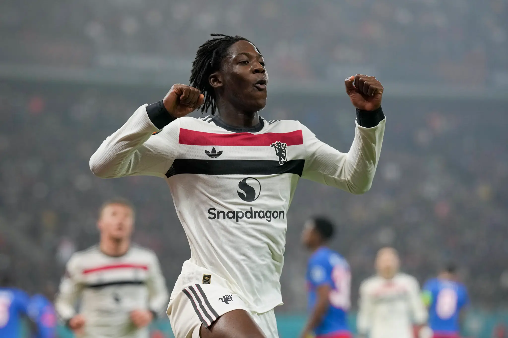 Hráč Manchestru United Kobbie Mainoo sa raduje z gólu