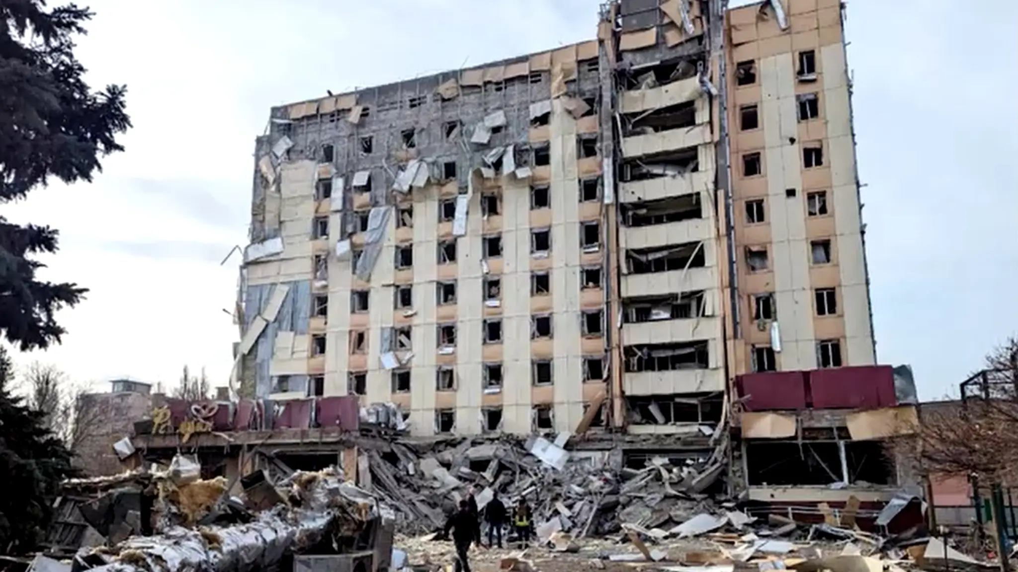 Zbombardovaný hotel v ukrajinskom meste Kryvyj Rih.