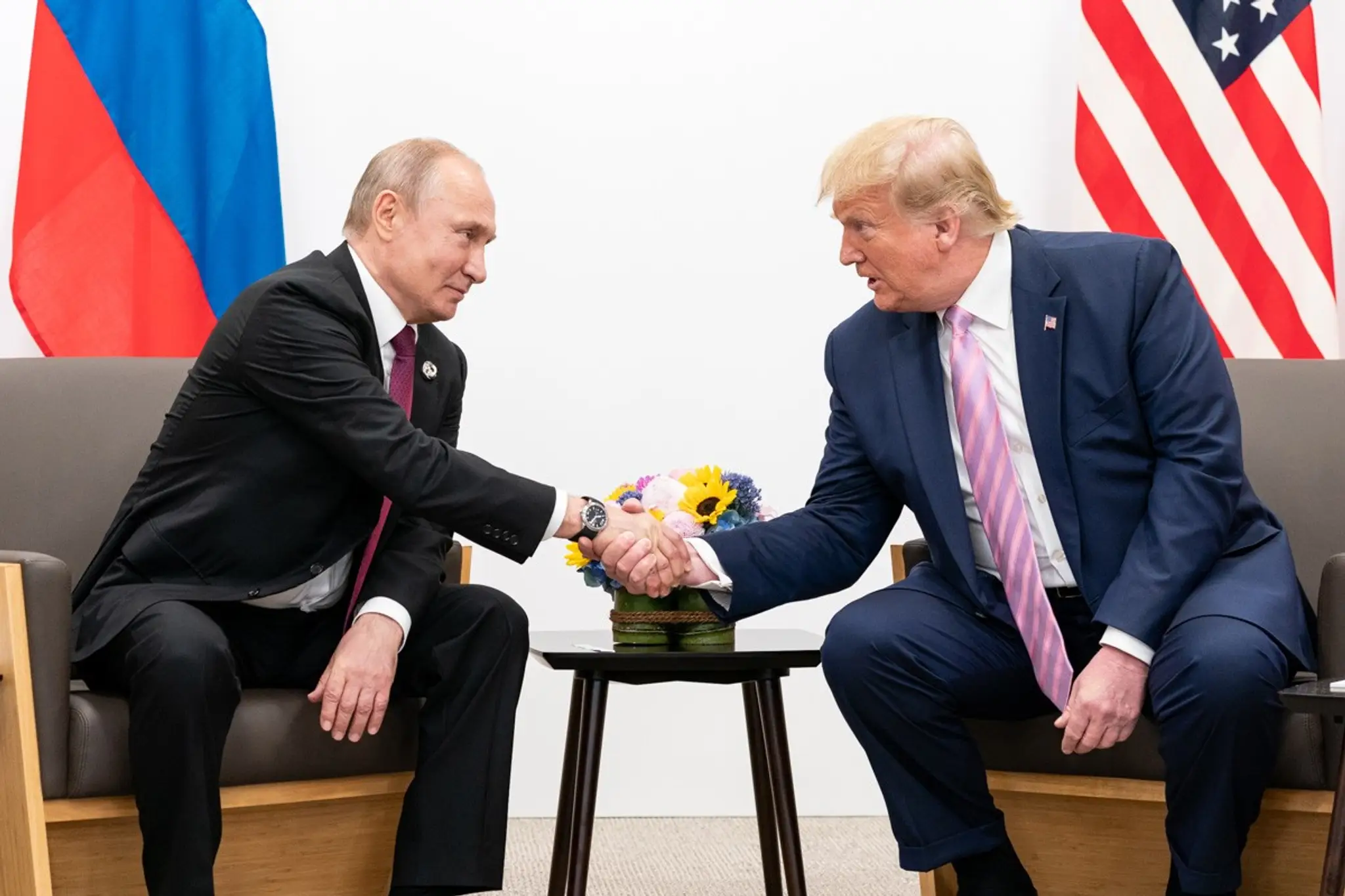 Ruský prezident Vladimir Putin si podáva ruku s americkým náprotivkom Donaldom Trumpom na archívnej snímke z roku 2019.