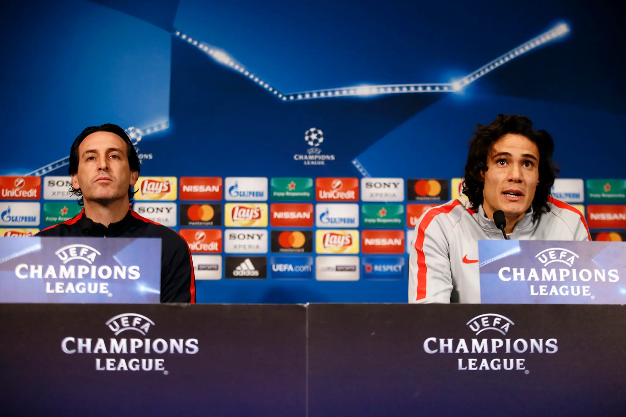 Kouč PSG Unai Emery (vľavo) a útočník klubu Edinson Cavani na tlačovej konferencii pred duelom LM proti Barcelone.