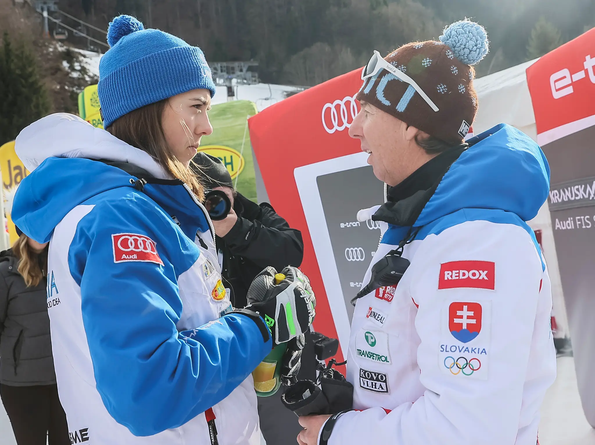 Na snímke vľavo slovenská lyžiarka Petra Vlhová a vpravo jej extréner Livio Magoni.