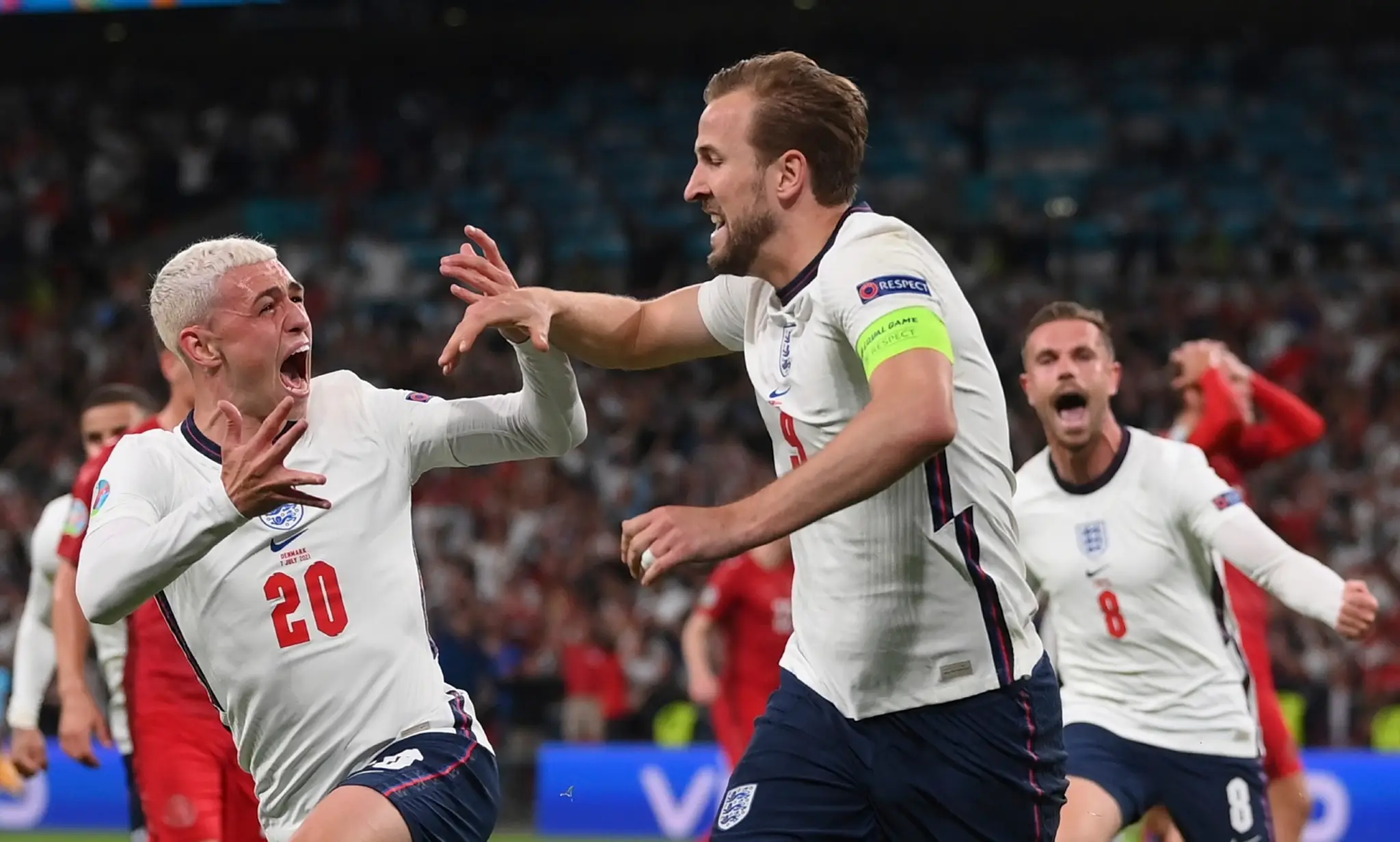 Harry Kane sa raduje so spoluhráčmi po góle do siete Dánska.