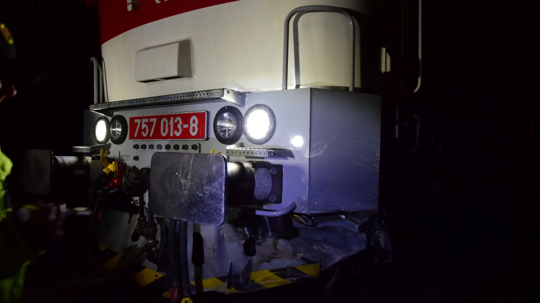 Po nehode sa auto ocitlo na koľajniciach, chvíľu na to ho prebúral vlak
