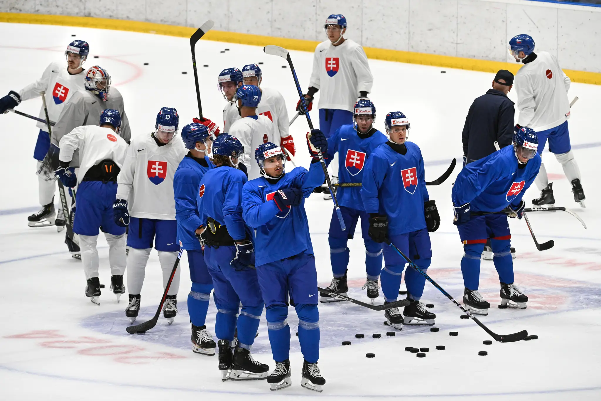 Na snímke hokejisti počas tréningu slovenskej hokejovej reprezentácie pred začiatkom kvalifikácie na zimné olympijské hry v Taliansku v roku 2026.