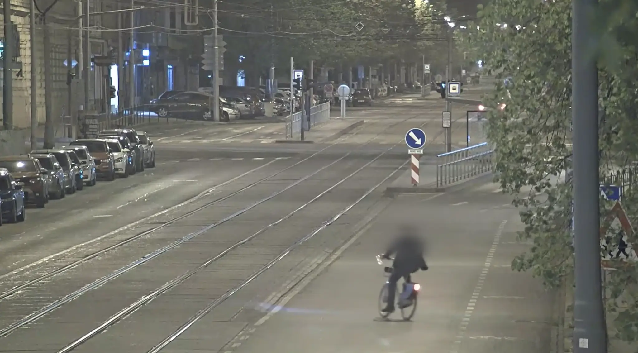 Opitý muž na bicykli v uliciach Brna. 