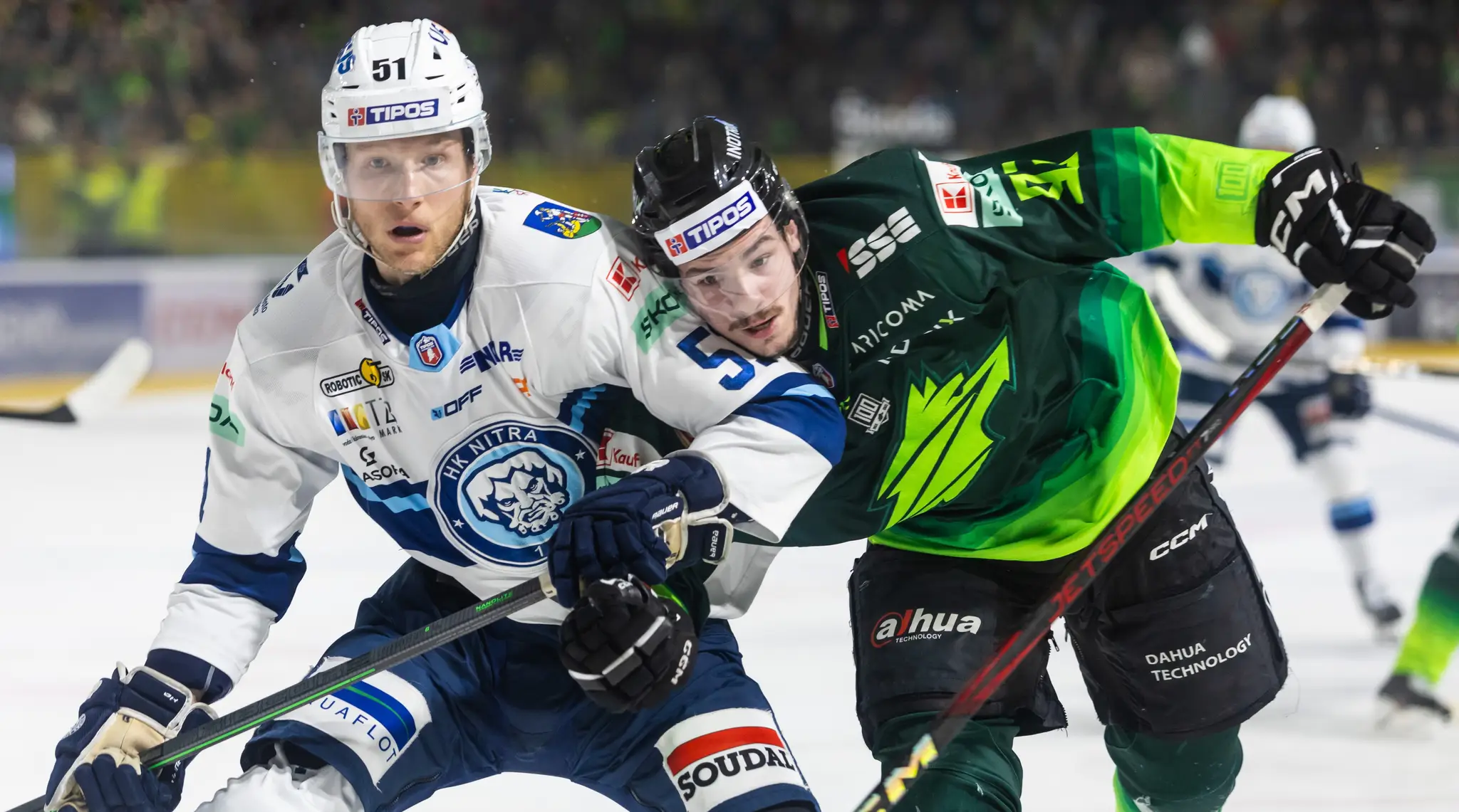 Jakub Kolenič (Žilina) a Luke Green (Nitra) bojujú o puk v šiestom zápase semifinále play off hokejovej Tipos extraligy