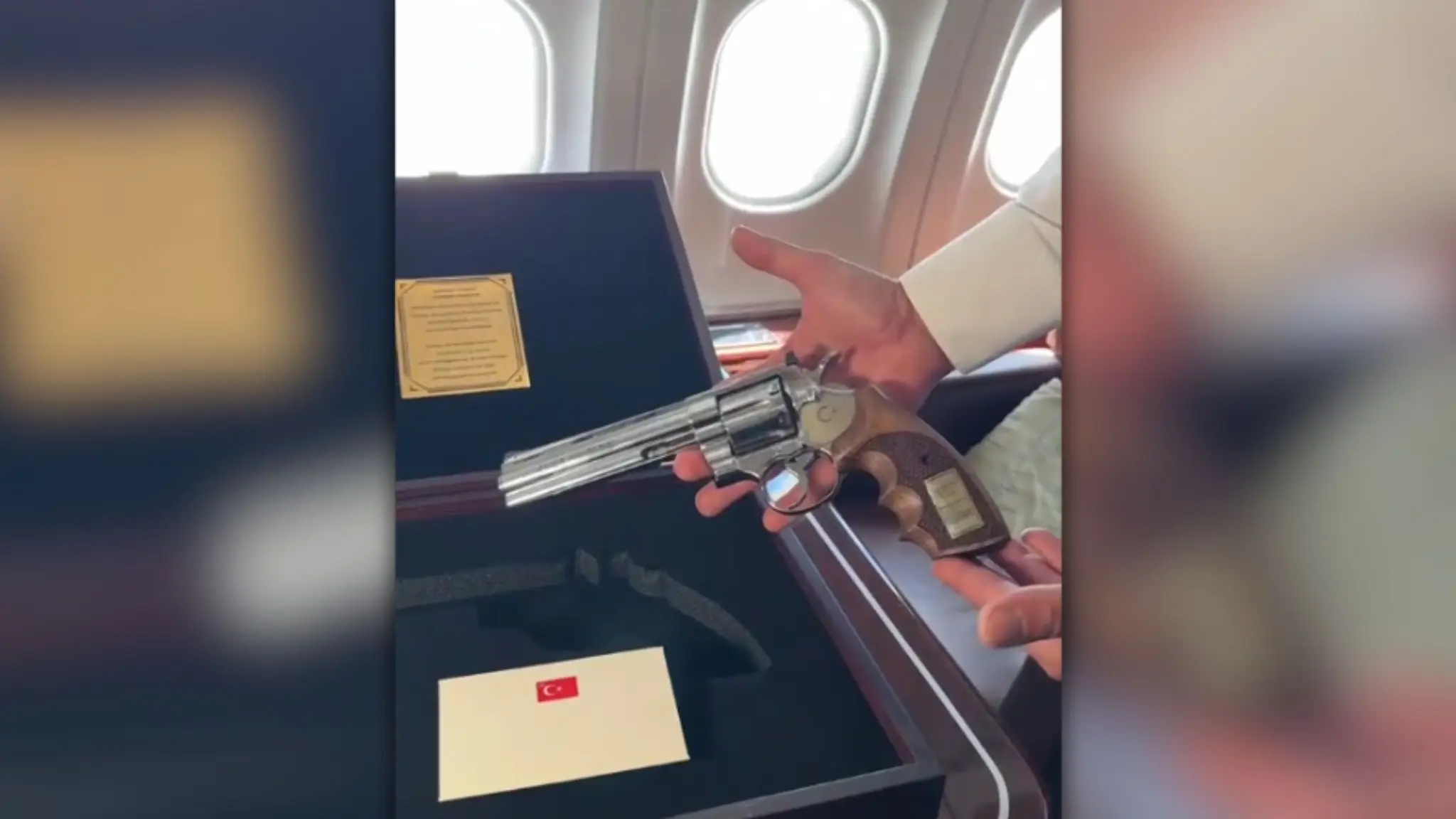 Revolver, ktorý Erdogan daroval Petrovi Pellegrinimu