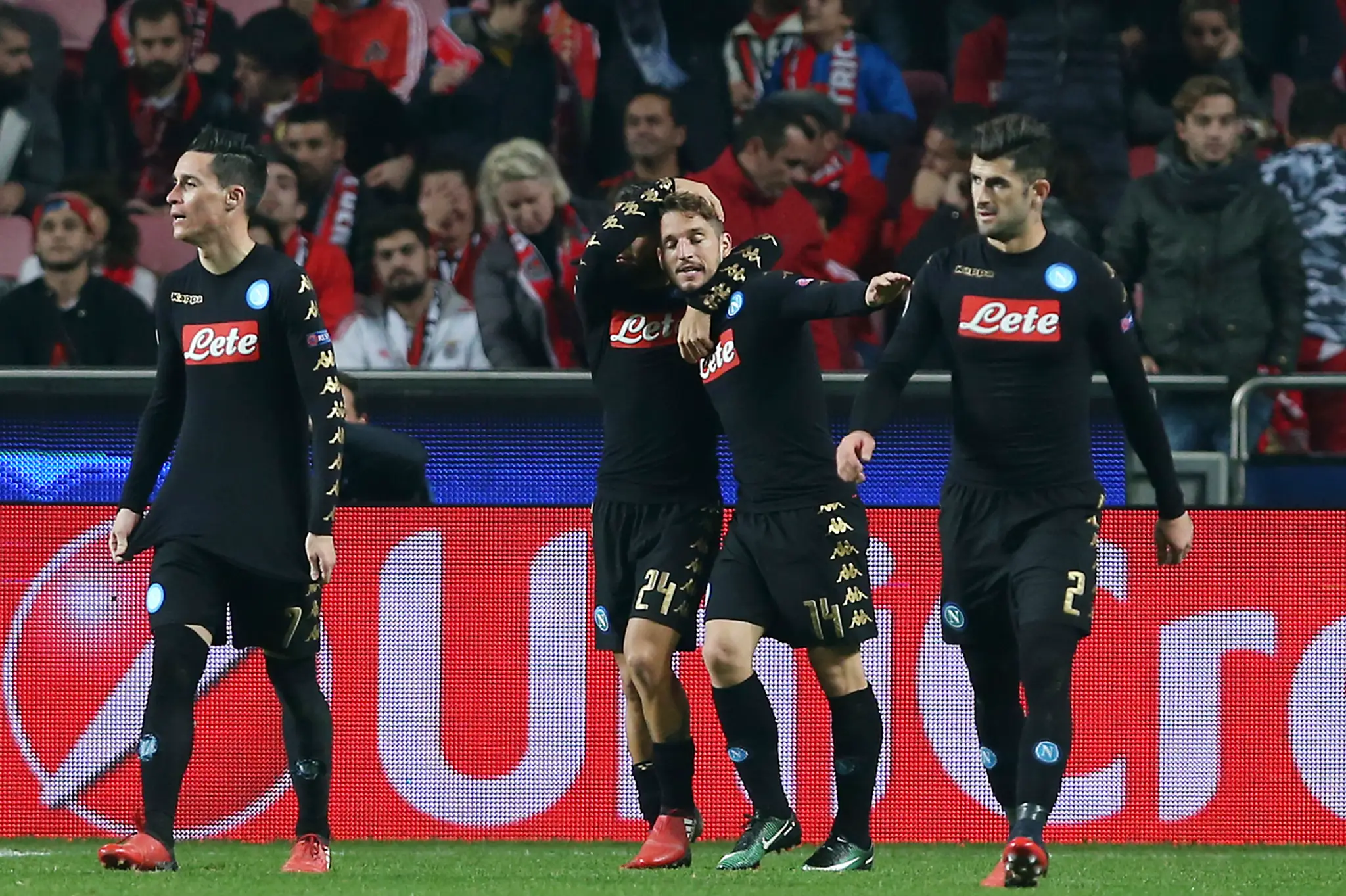 Dries Mertens (druhý sprava) oslavuje so spoluhráčmi z SSC Neapol gól do siete Benficy v zápase LM.