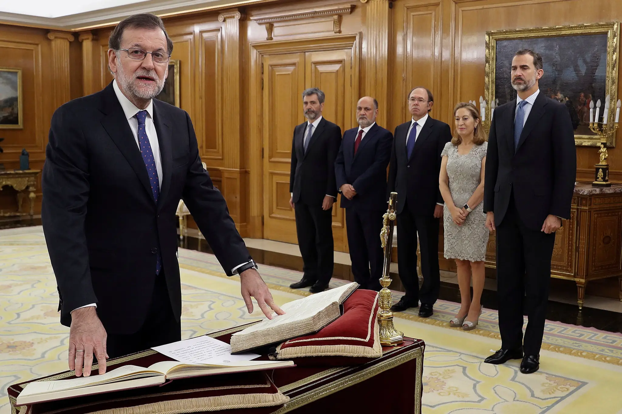 Staronový španielský premiér Mariano Rajoy skladá sľub.