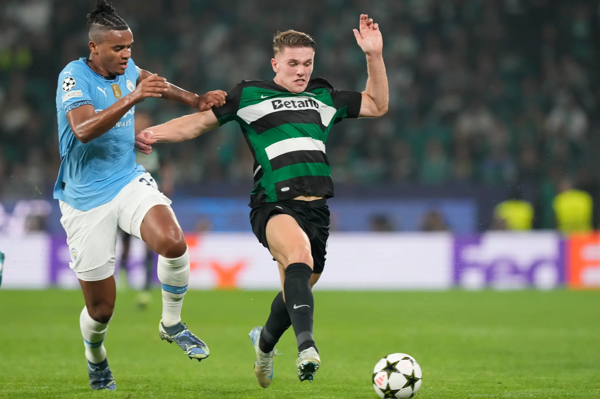 Futbalista Sportingu Viktor Gyökeres (vpravo) a hráč Manchestru City Manuel Akanji.